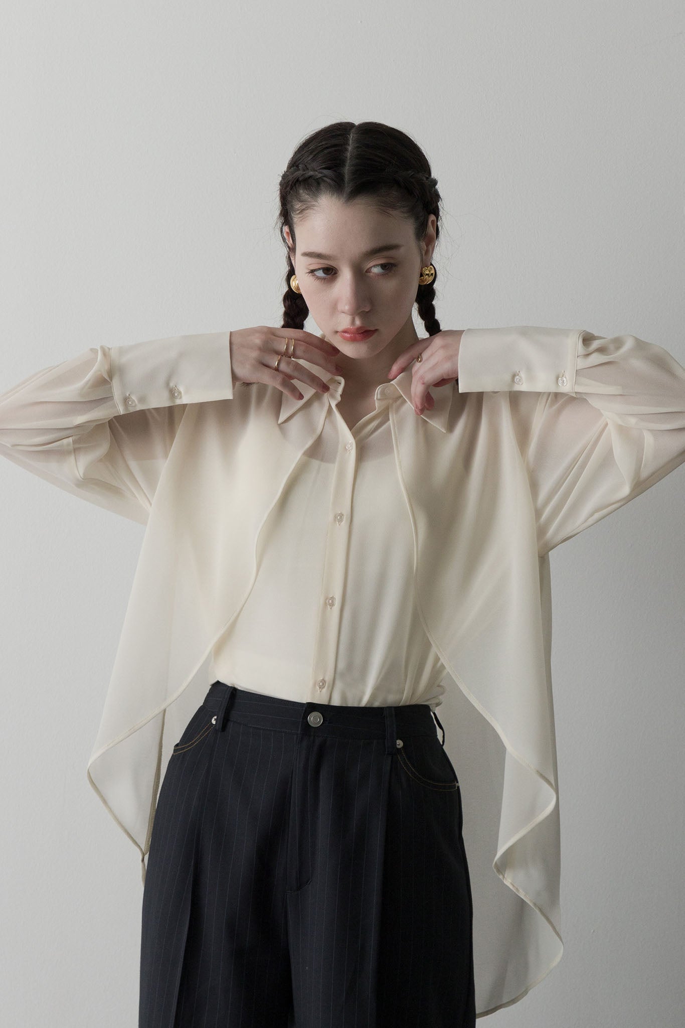 ラウンドカッティングブラウス