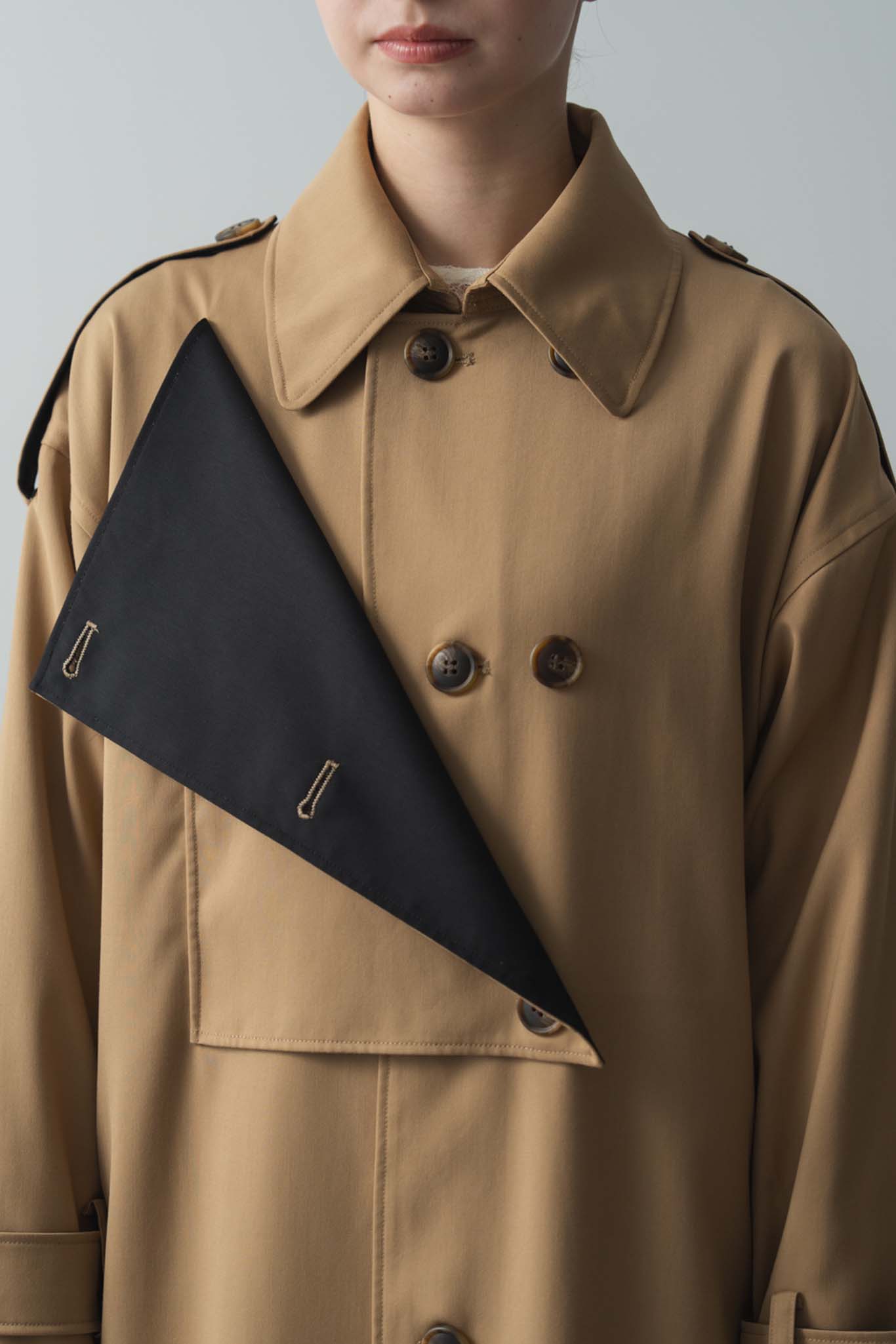 バイカラートレンチコート