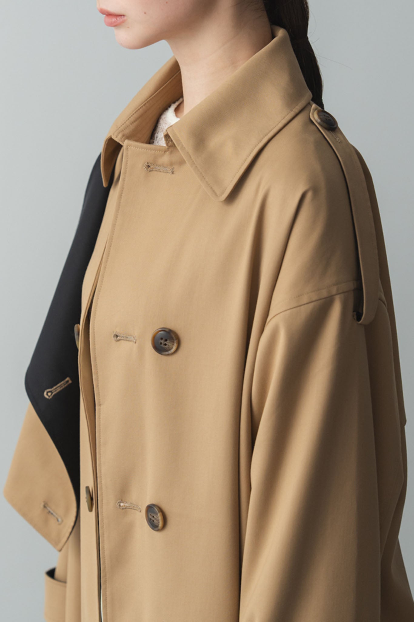 バイカラートレンチコート