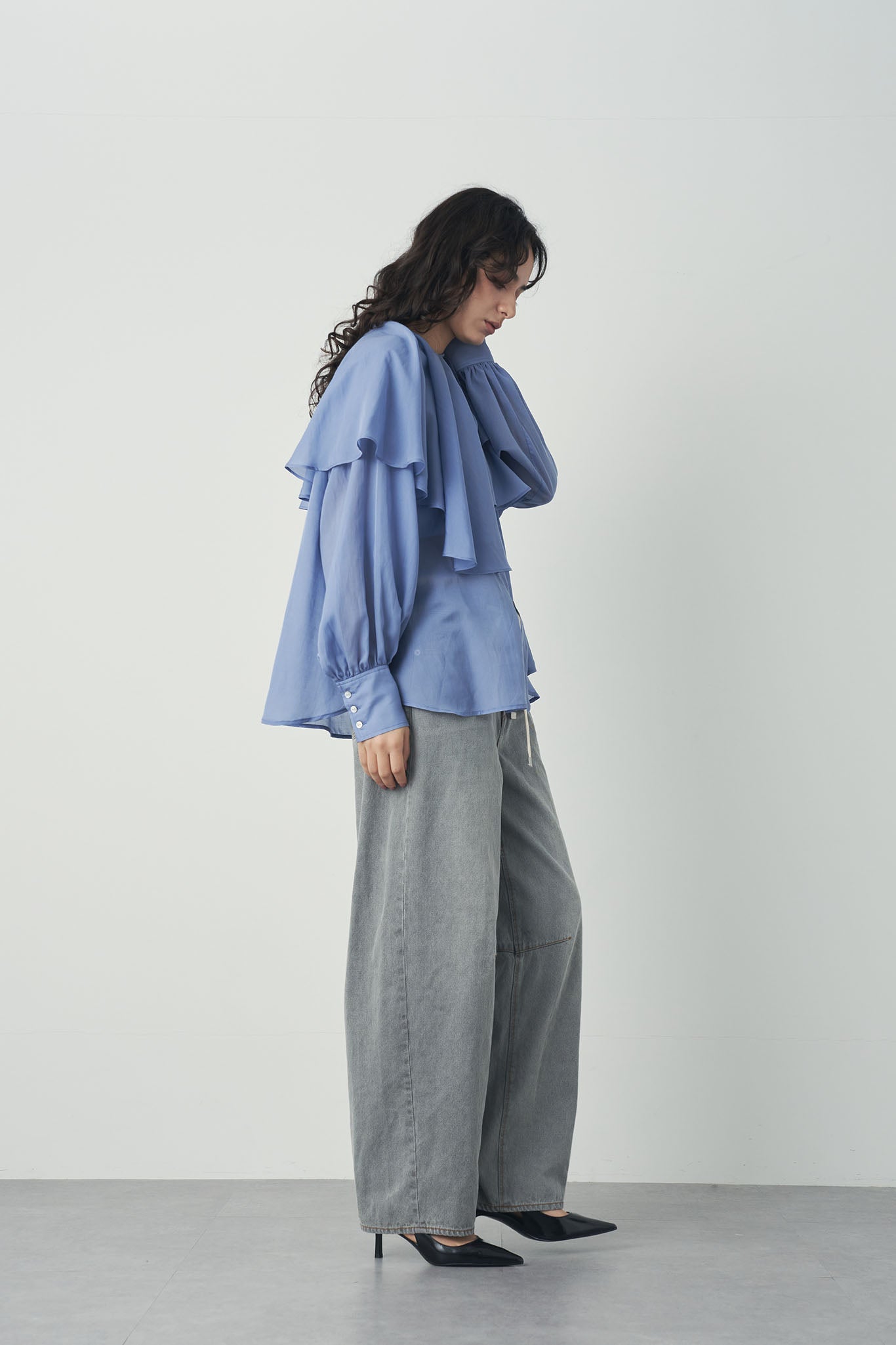 シアアシメラッフルブラウス