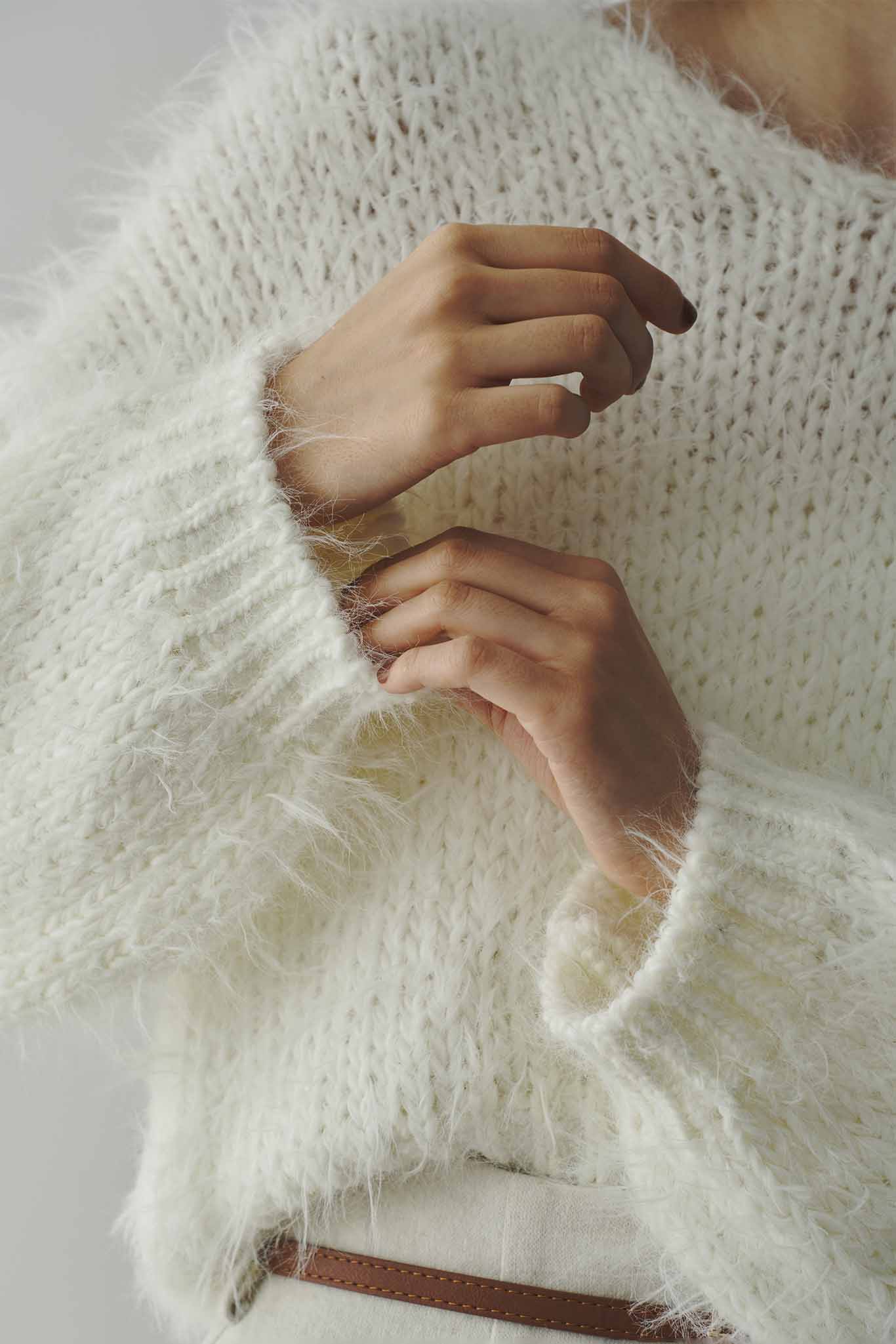 Vネックフェザーヤーンニット