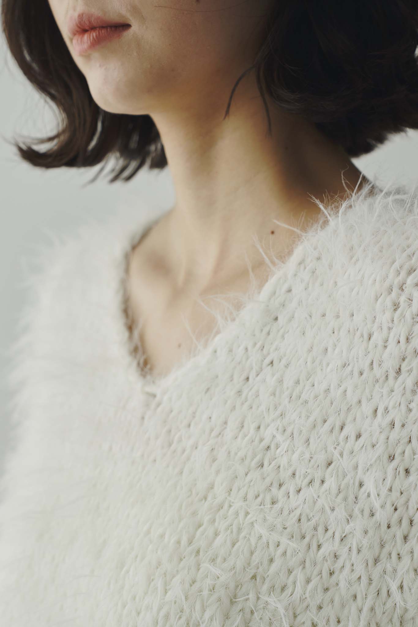 Vネックフェザーヤーンニット