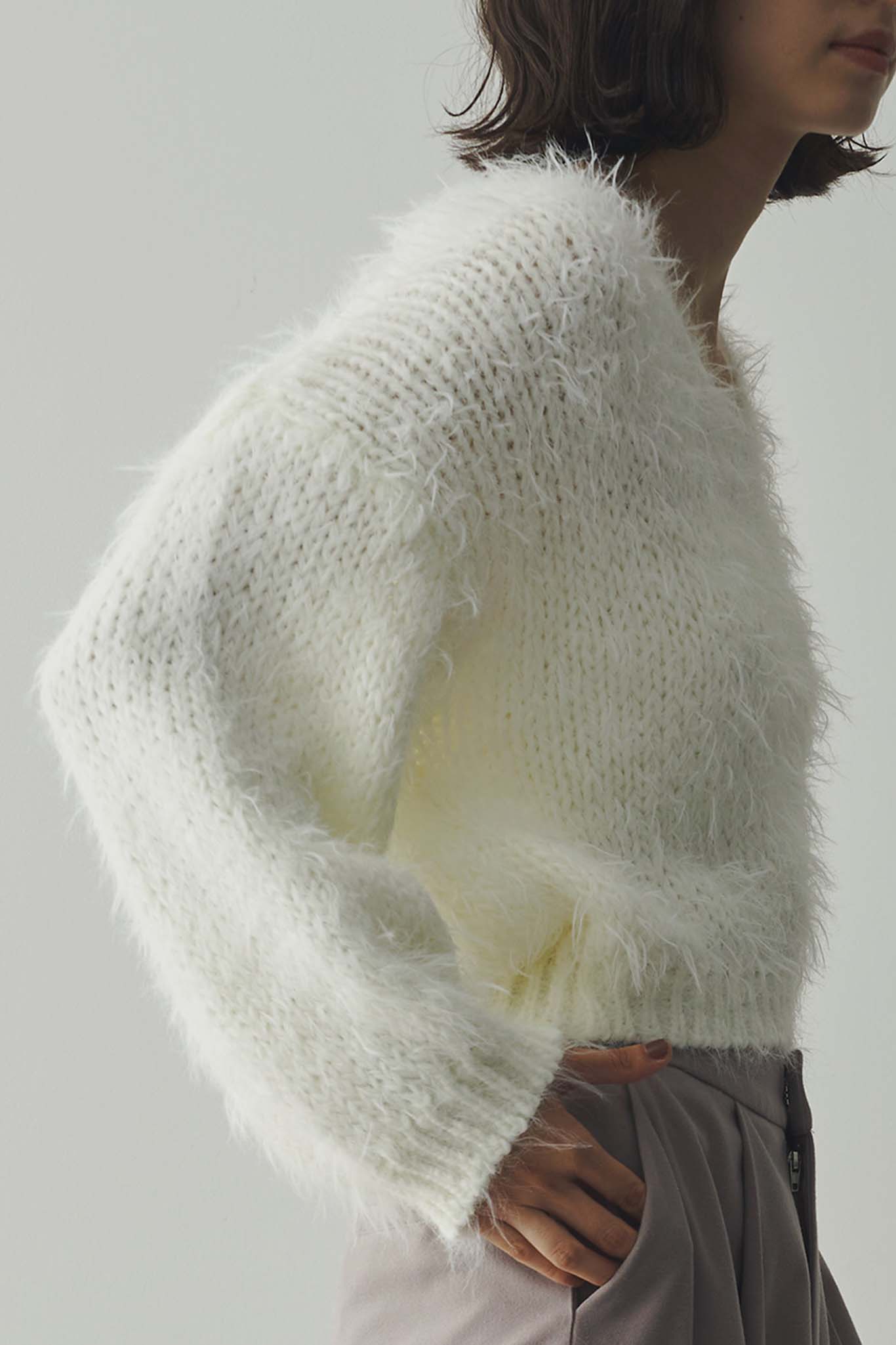 Vネックフェザーヤーンニット