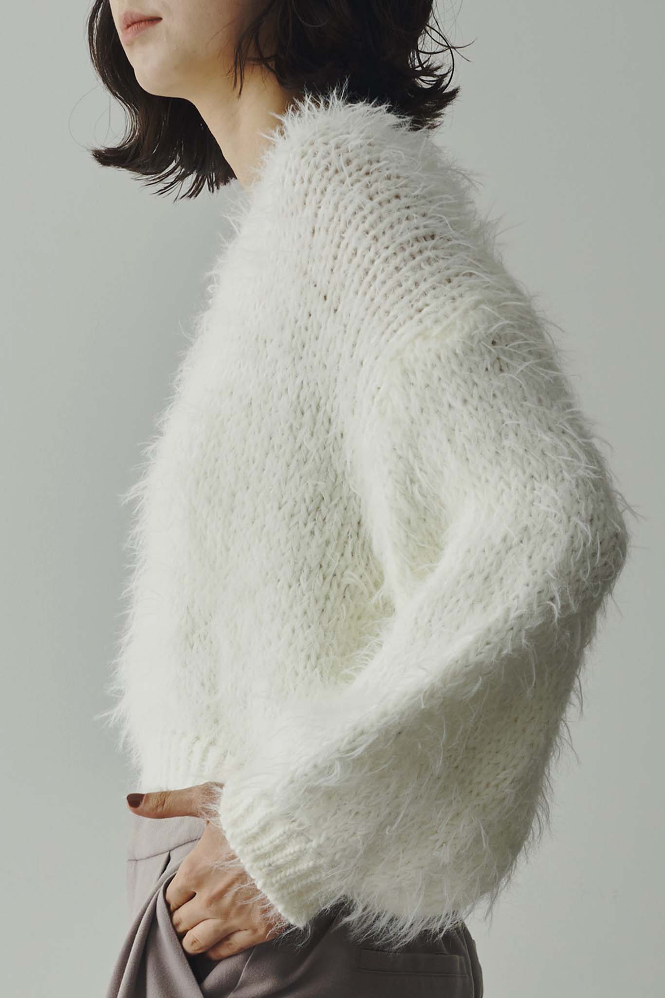 Vネックフェザーヤーンニット