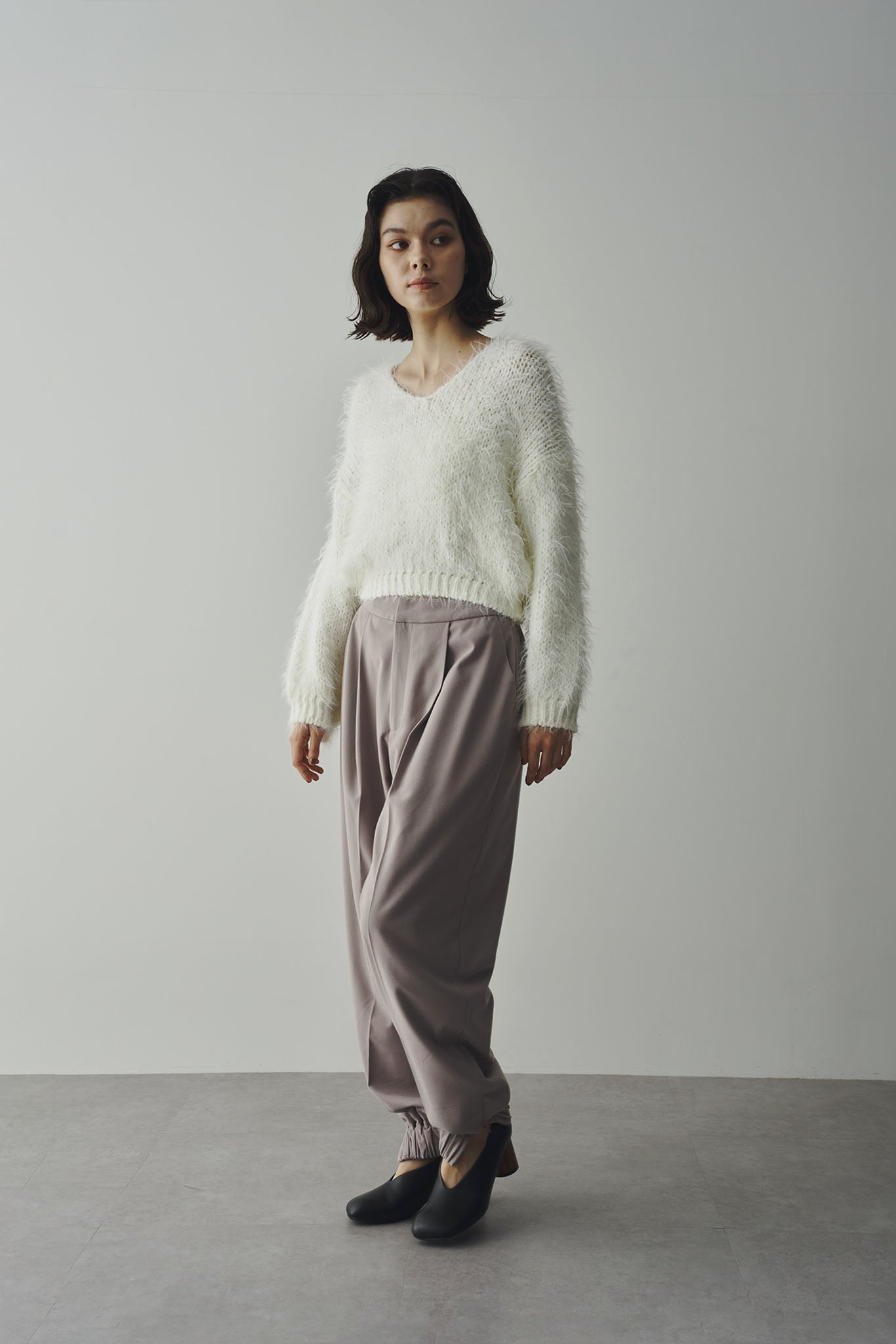 Vネックフェザーヤーンニット