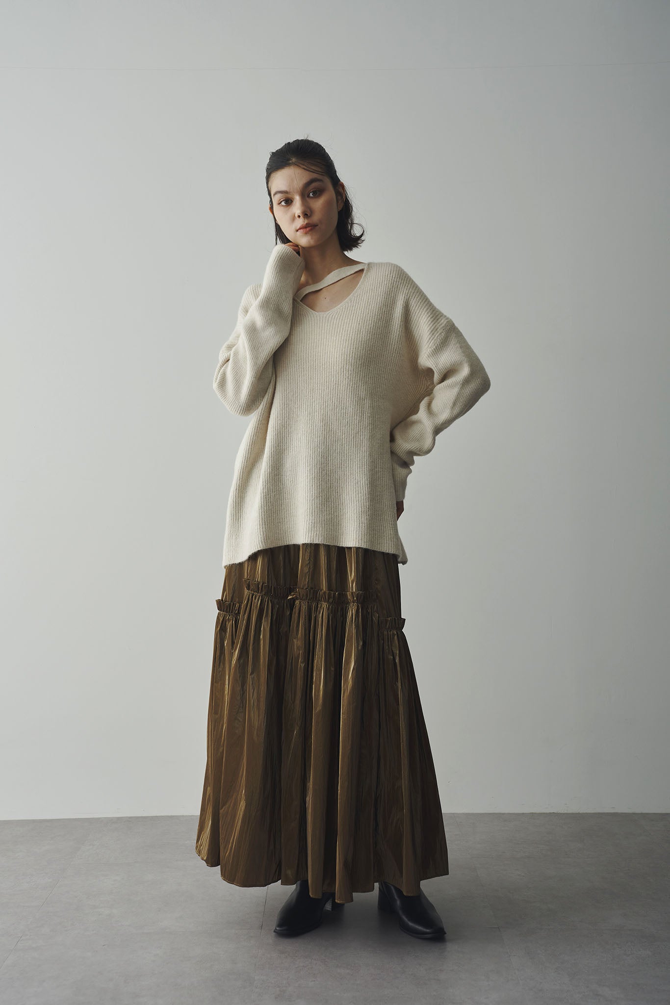 片畔ネックデザインニット