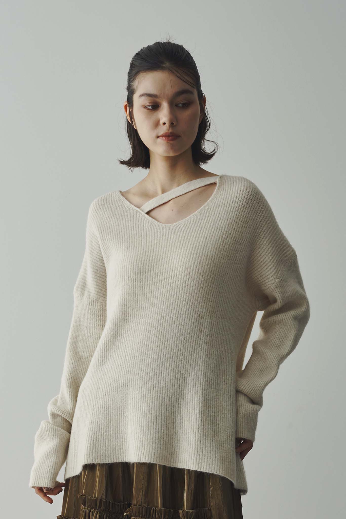 片畔ネックデザインニット