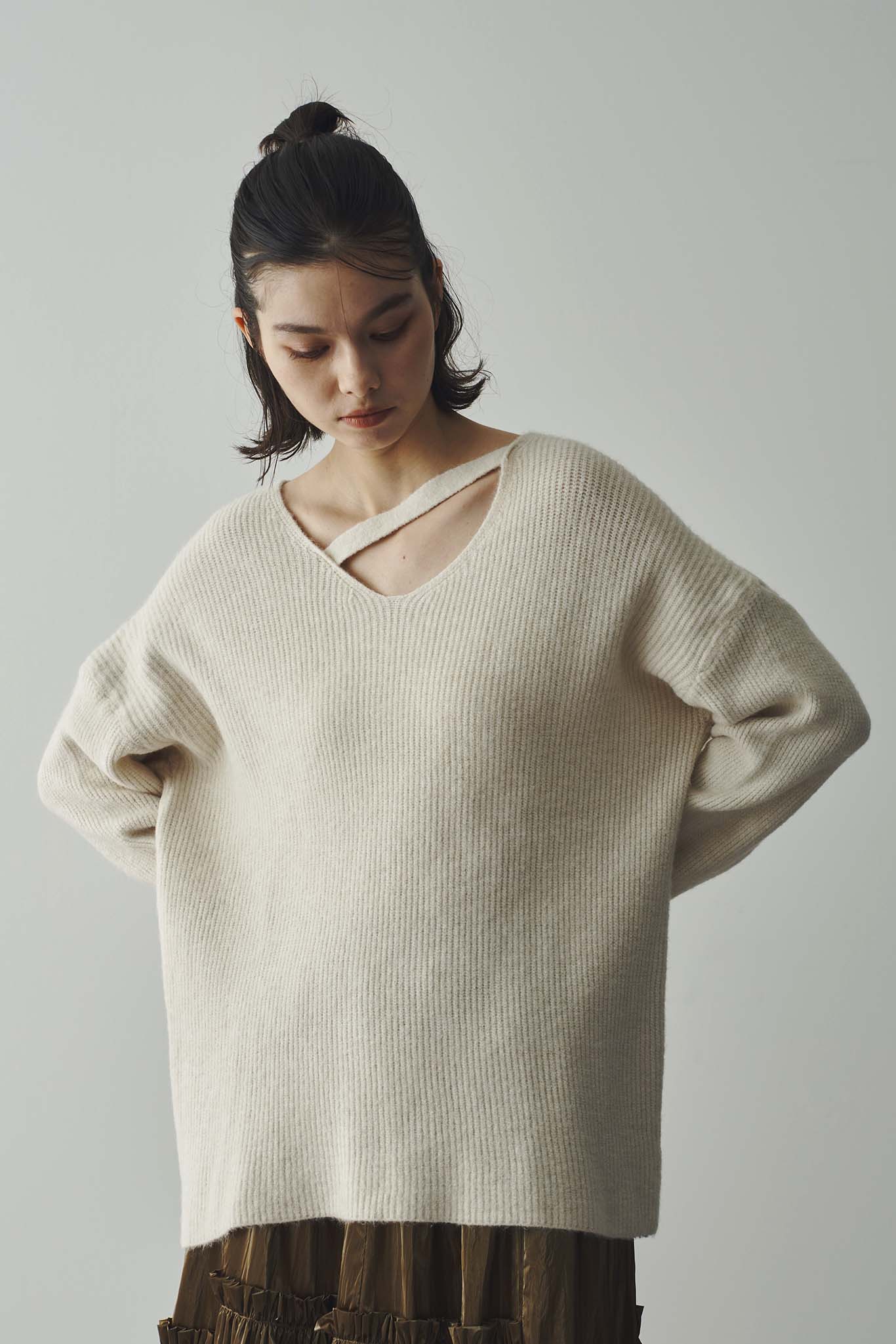片畔ネックデザインニット