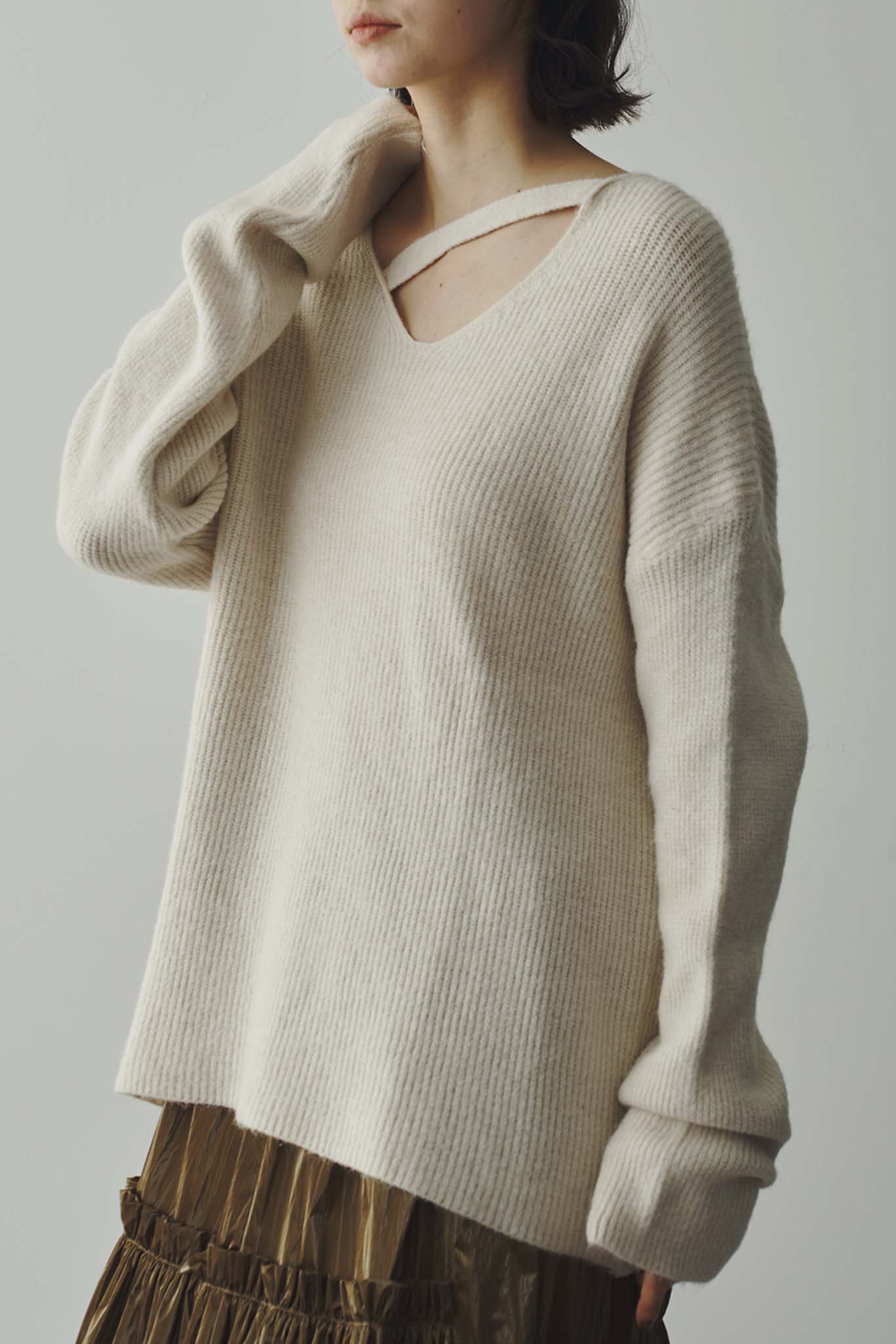 片畔ネックデザインニット