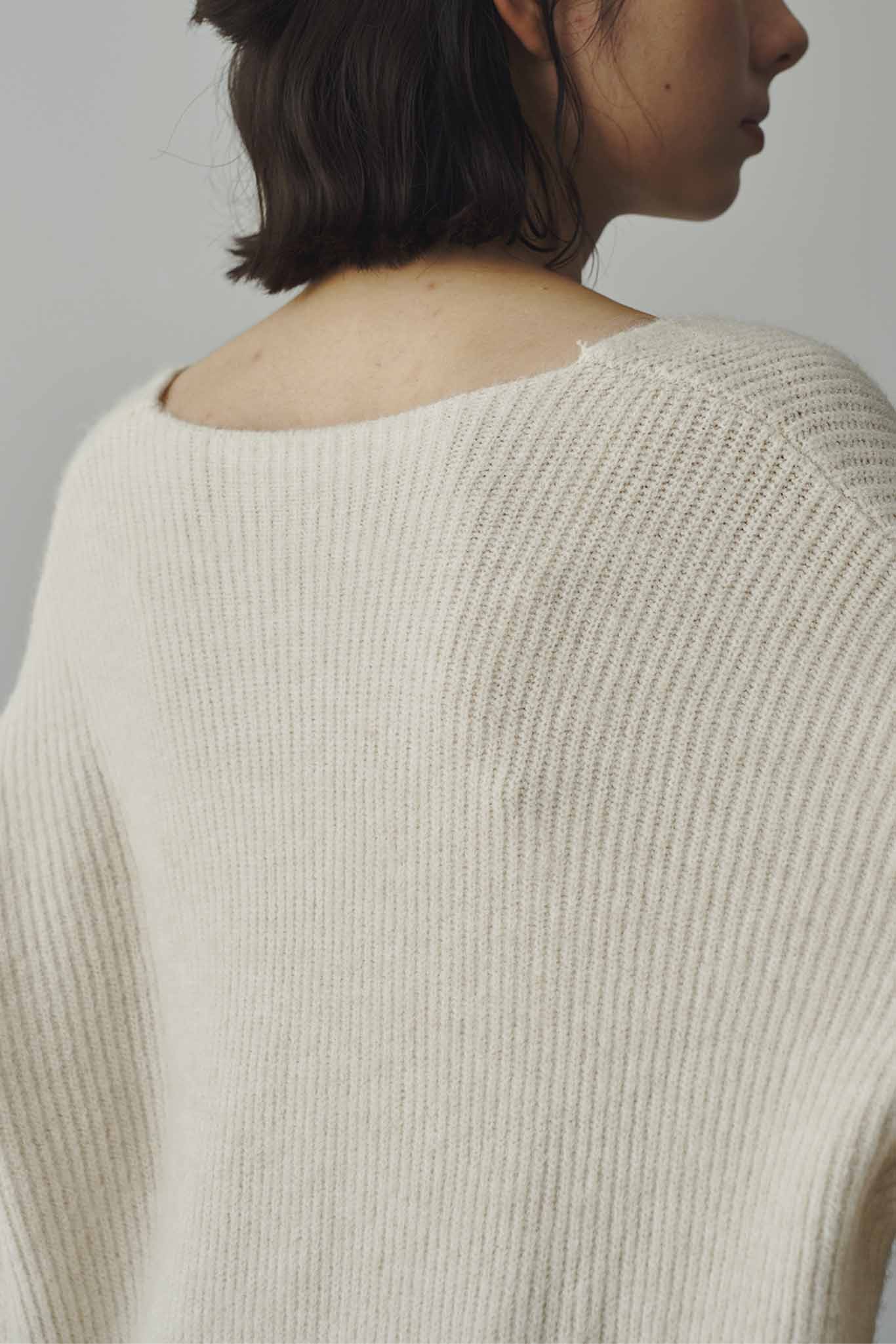 片畔ネックデザインニット