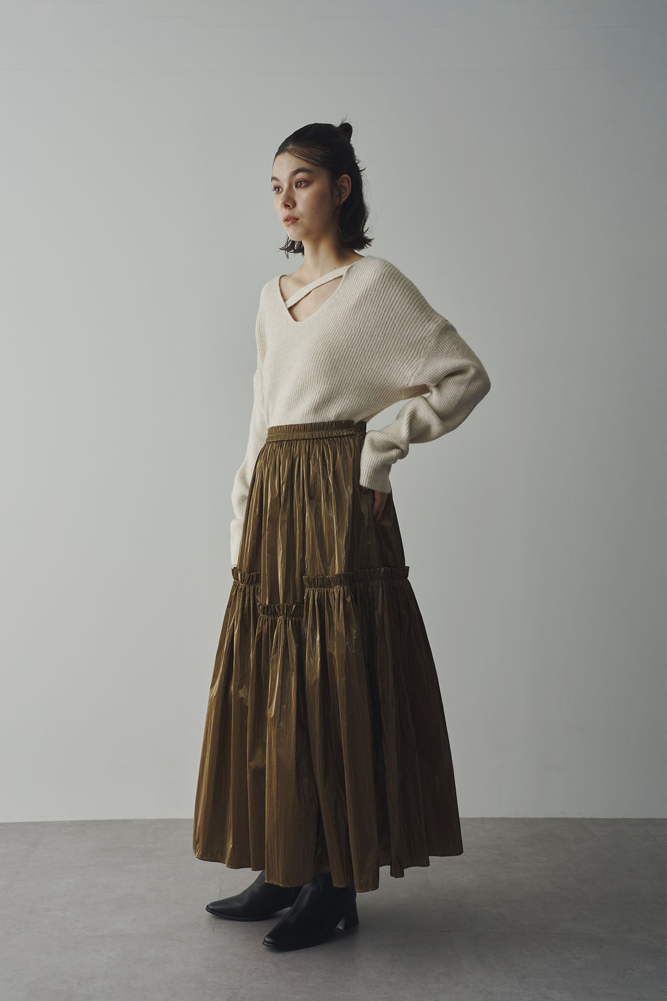 片畔ネックデザインニット