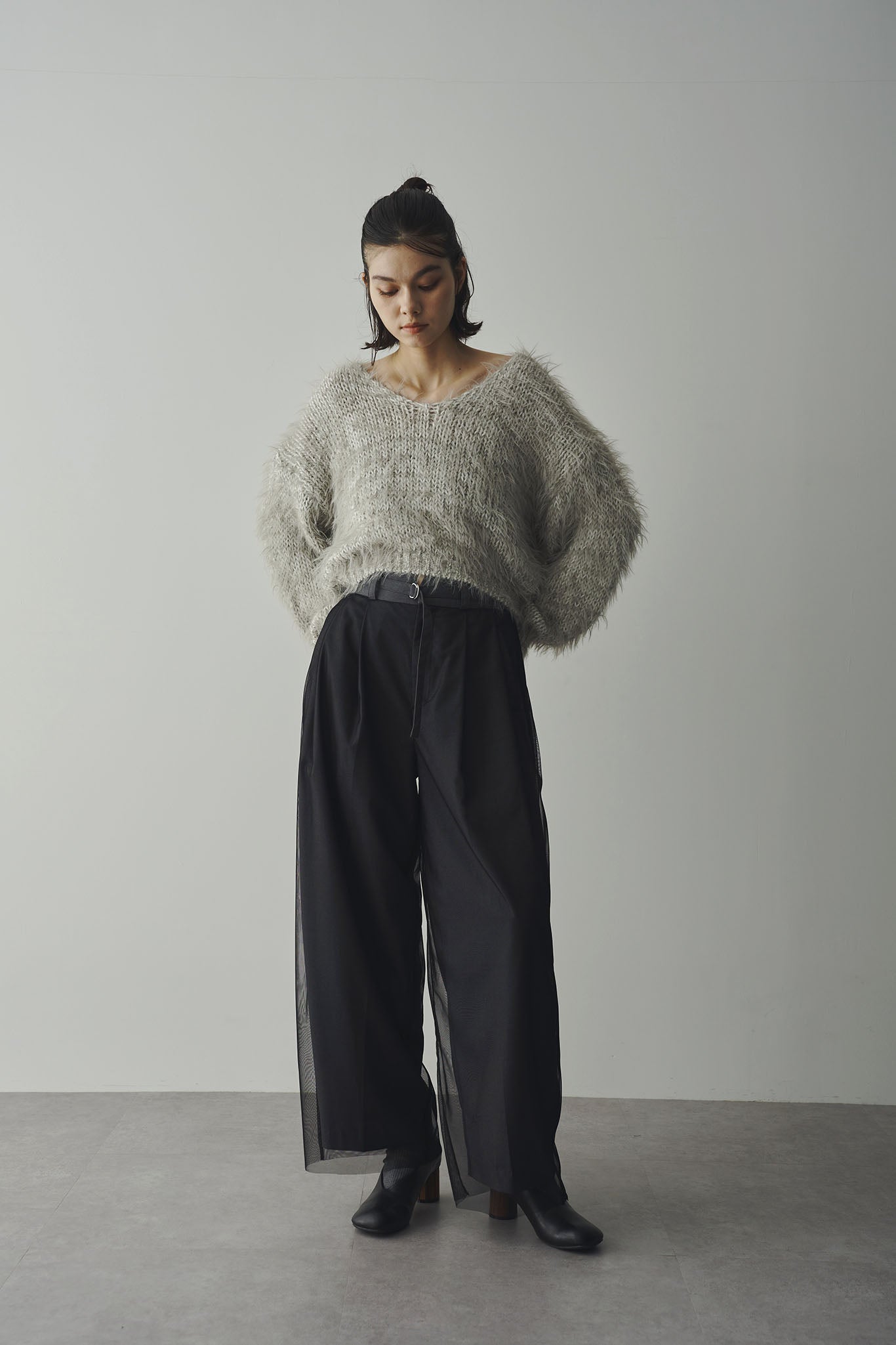 Vネックフェザーヤーンニット