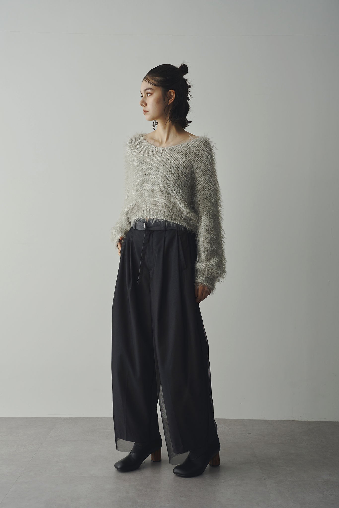 Vネックフェザーヤーンニット