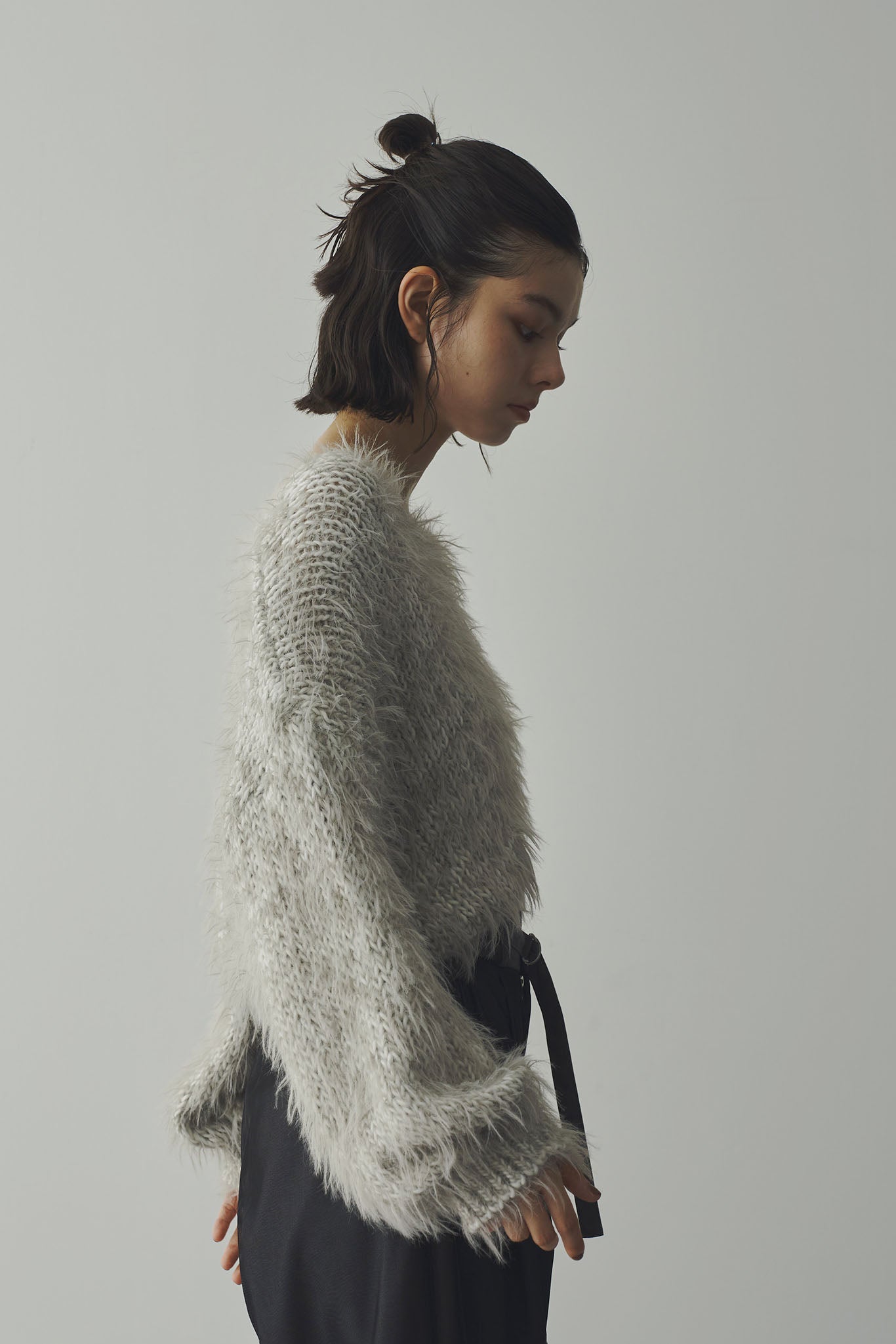 Vネックフェザーヤーンニット