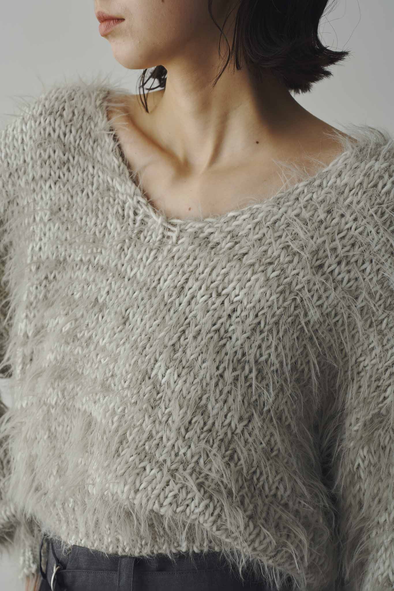 Vネックフェザーヤーンニット