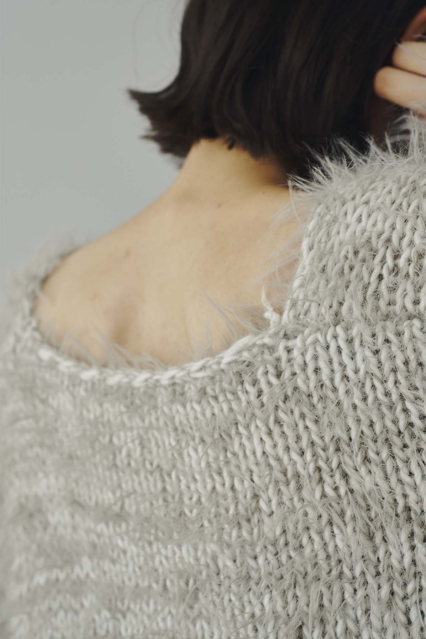 Vネックフェザーヤーンニット