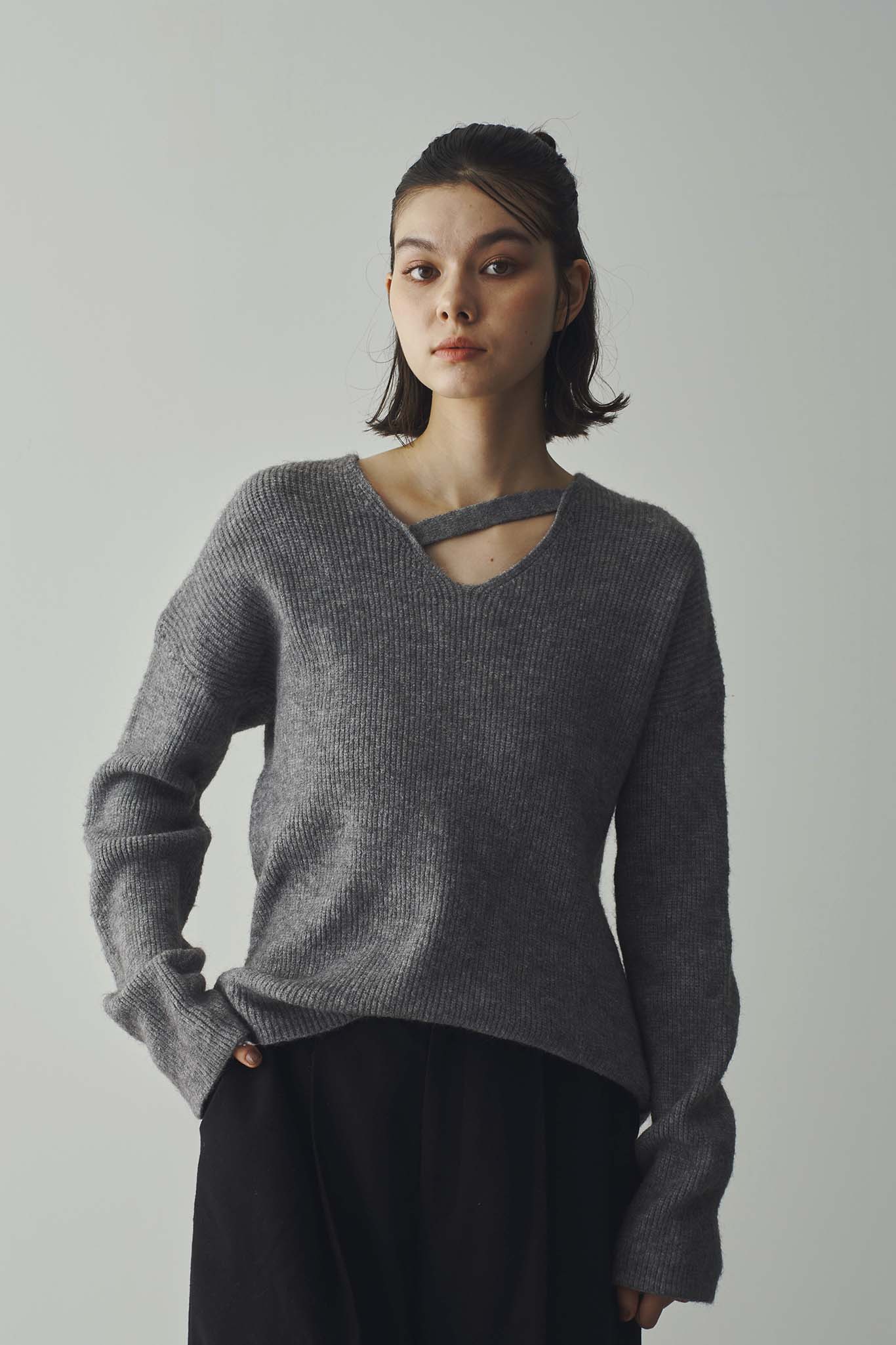 片畔ネックデザインニット