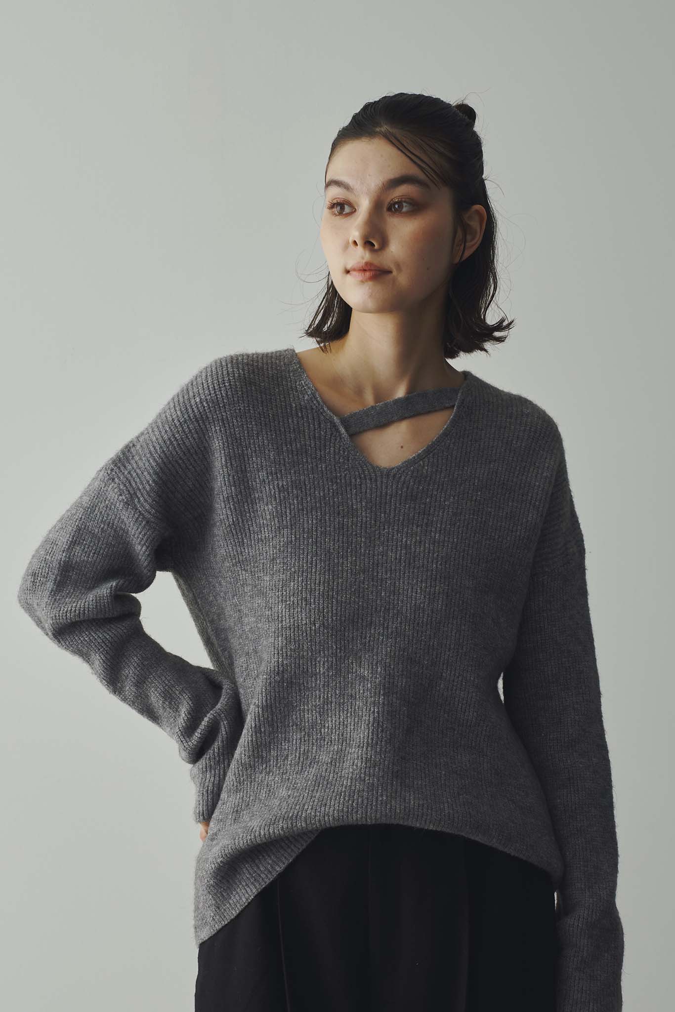 片畔ネックデザインニット