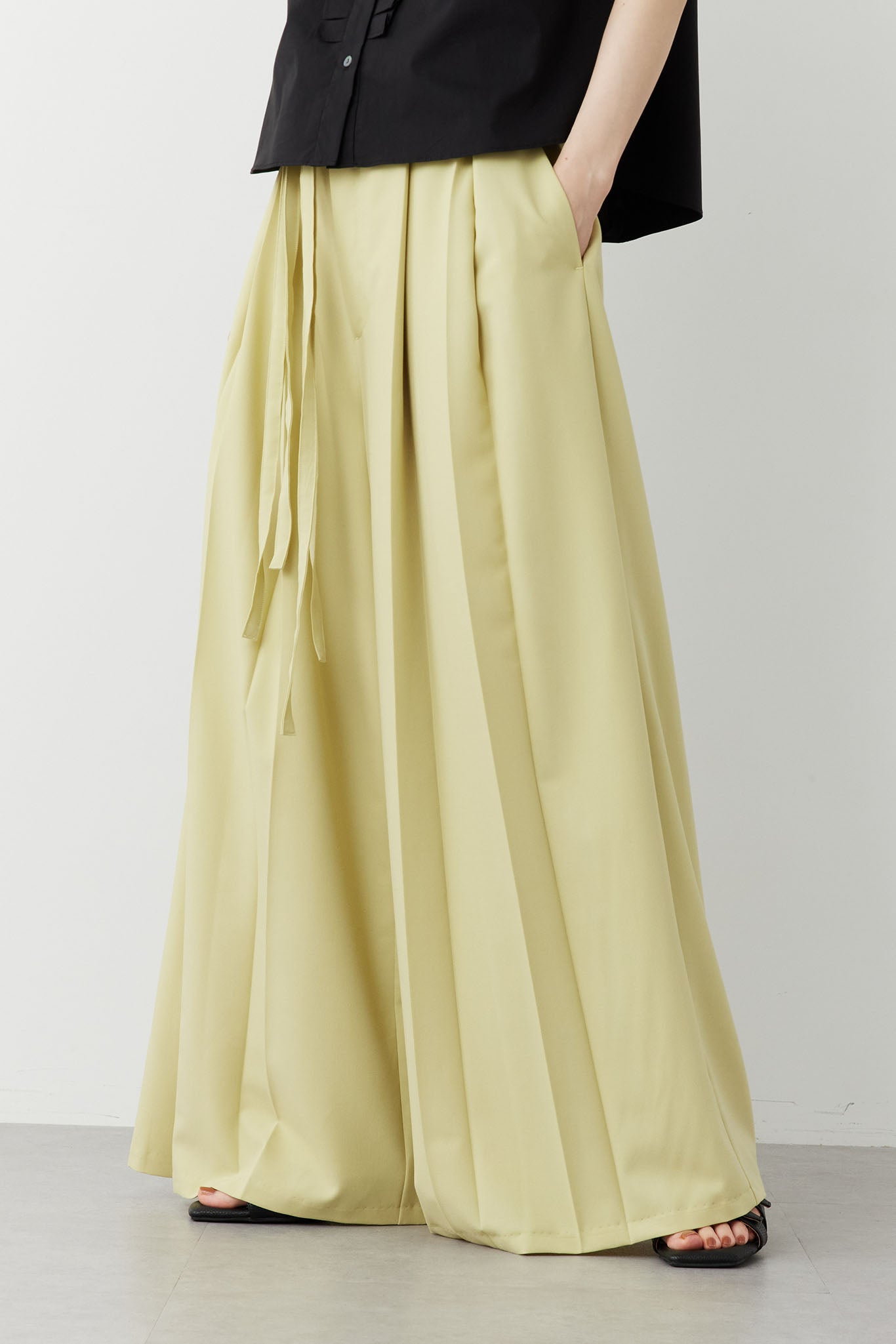 ハイウエストタックパンツ