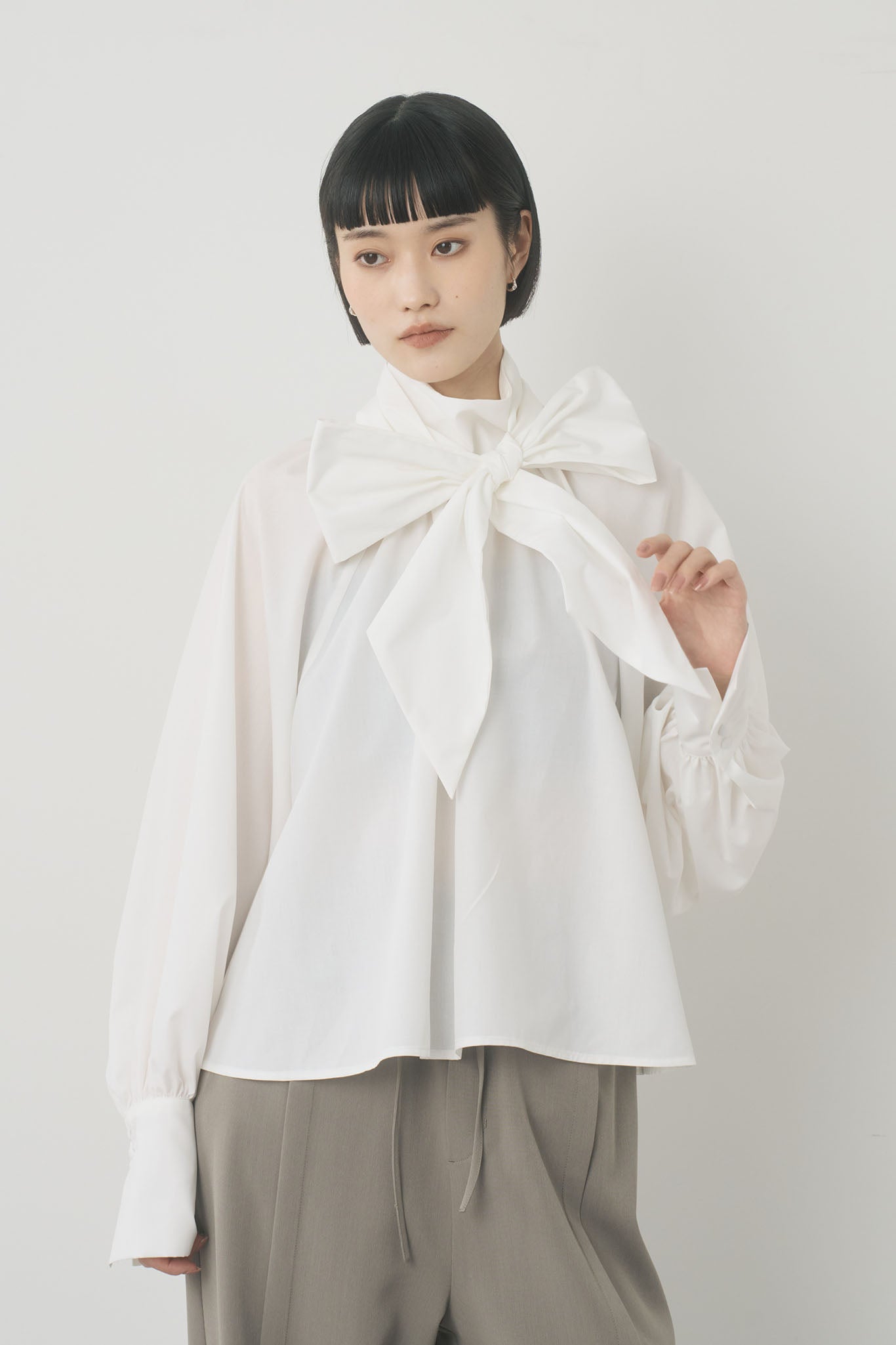 ボータイ付ハイネックブラウス