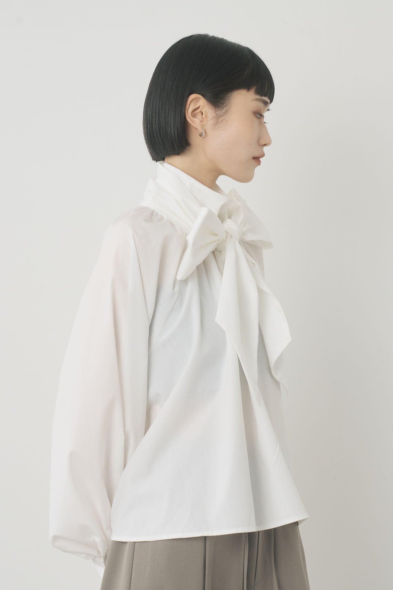 ボータイ付ハイネックブラウス