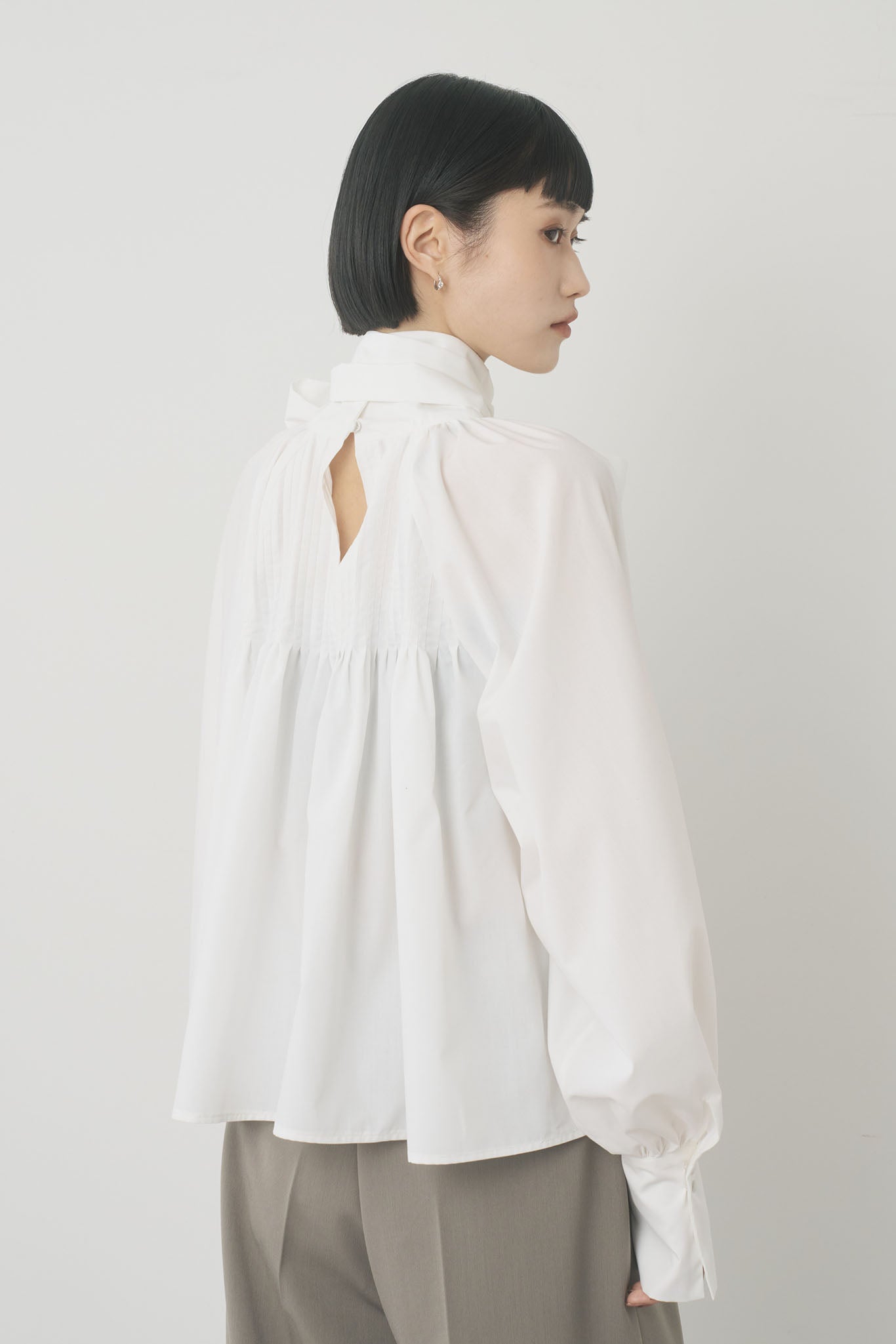 ボータイ付ハイネックブラウス