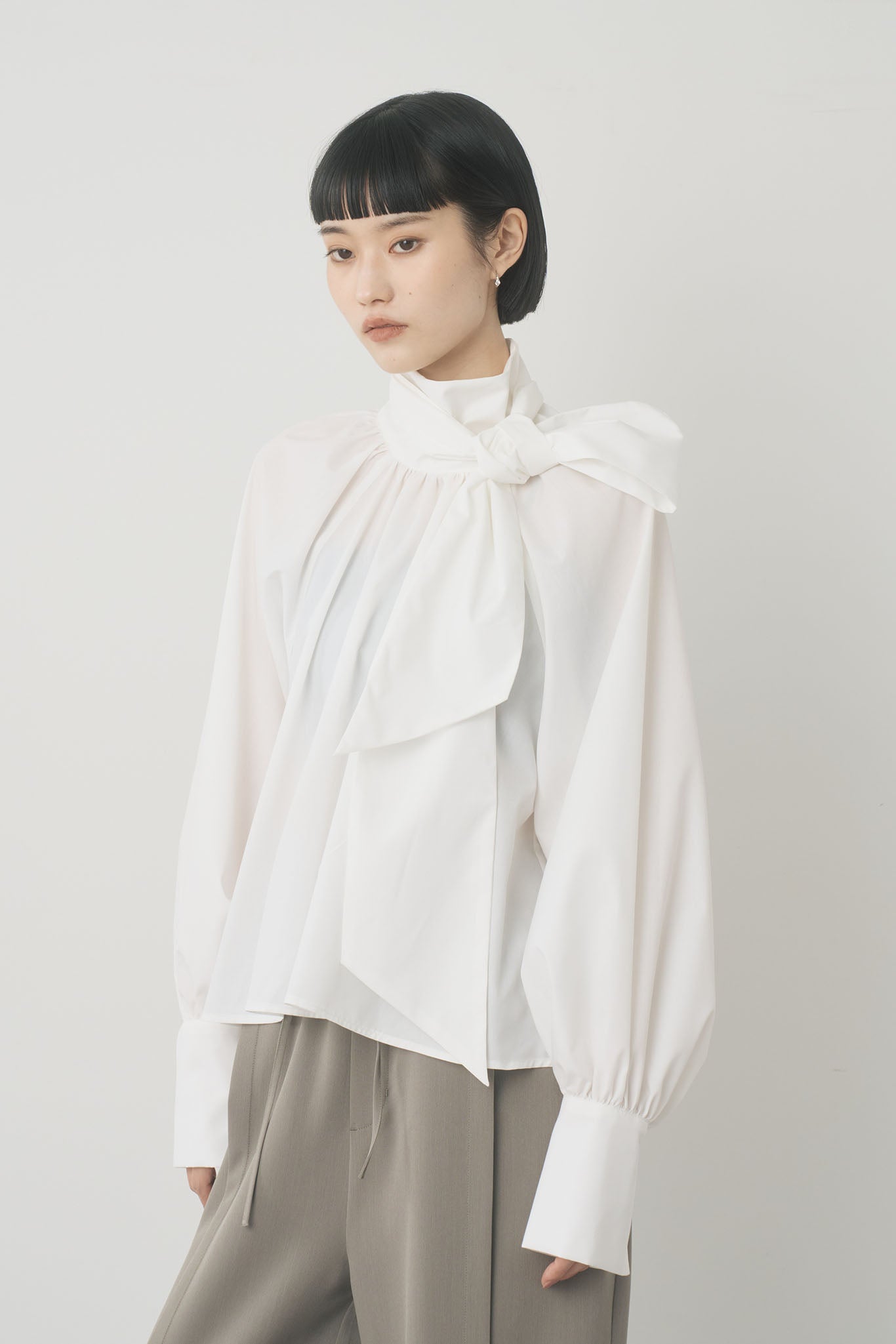 ボータイ付ハイネックブラウス