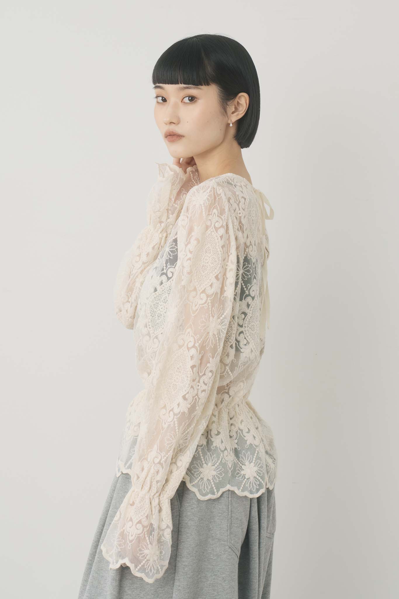 チュール刺繍プルオーバー