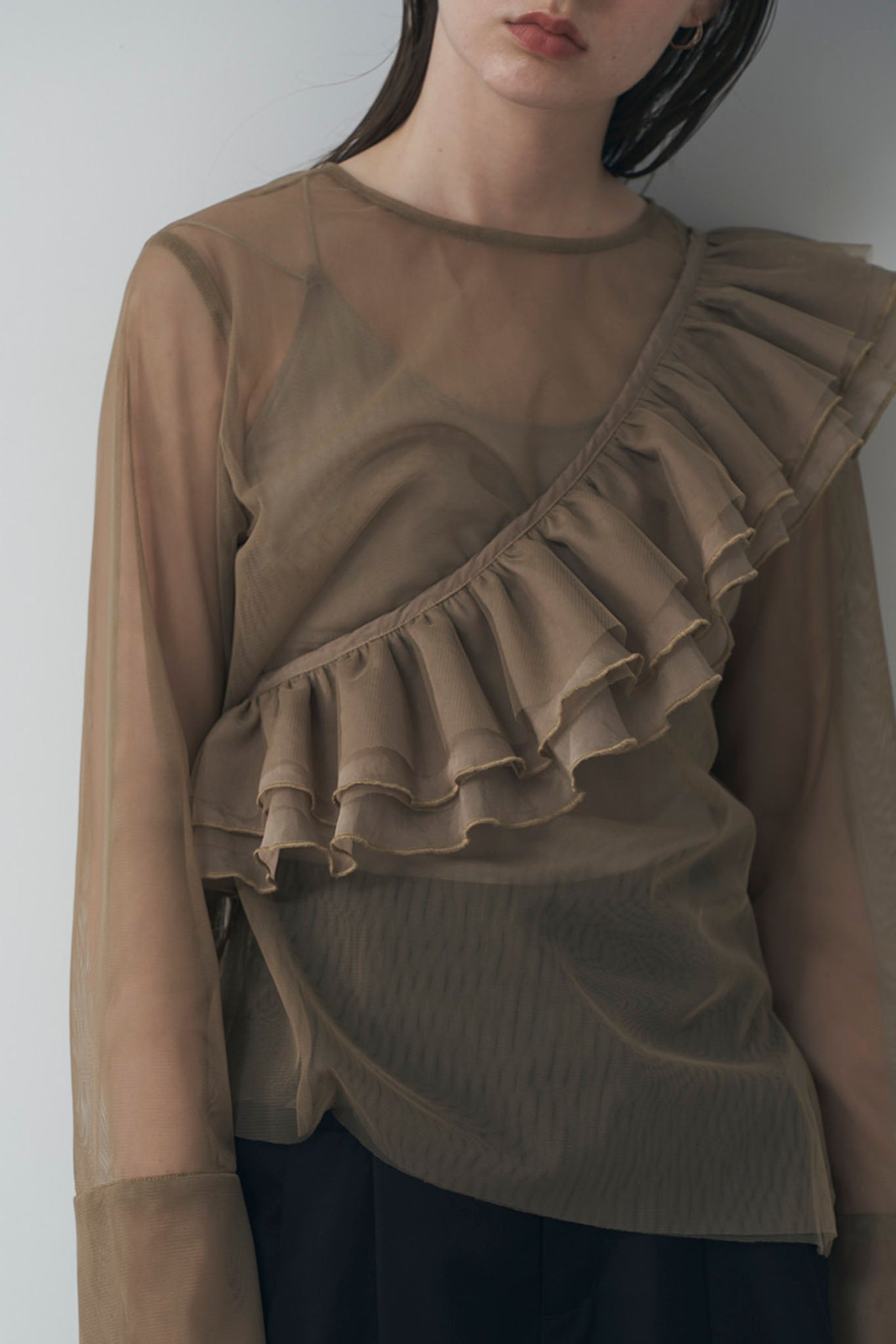 フリル付きチュールシアトップス