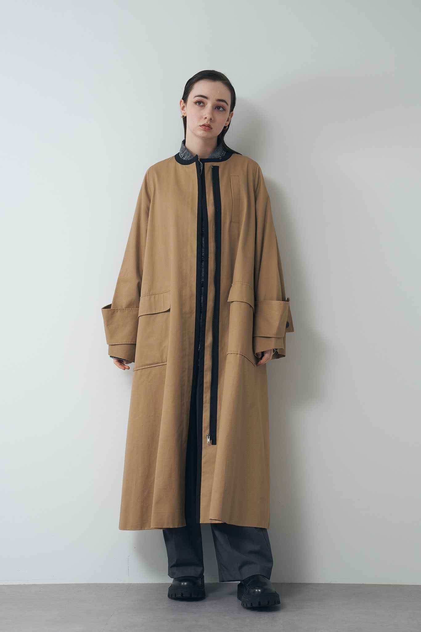 Color-matched piping no-collar coat