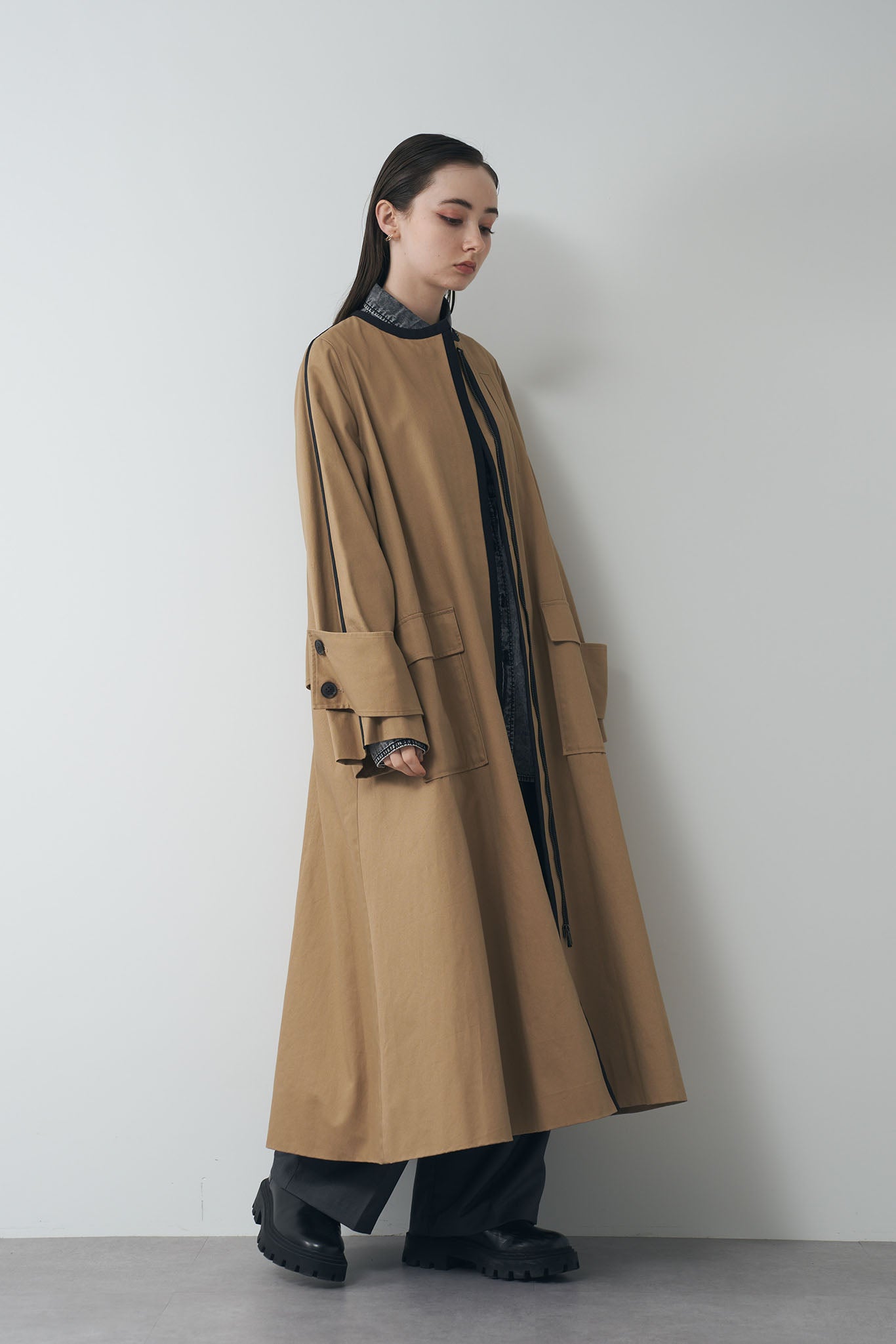 Color-matched piping no-collar coat