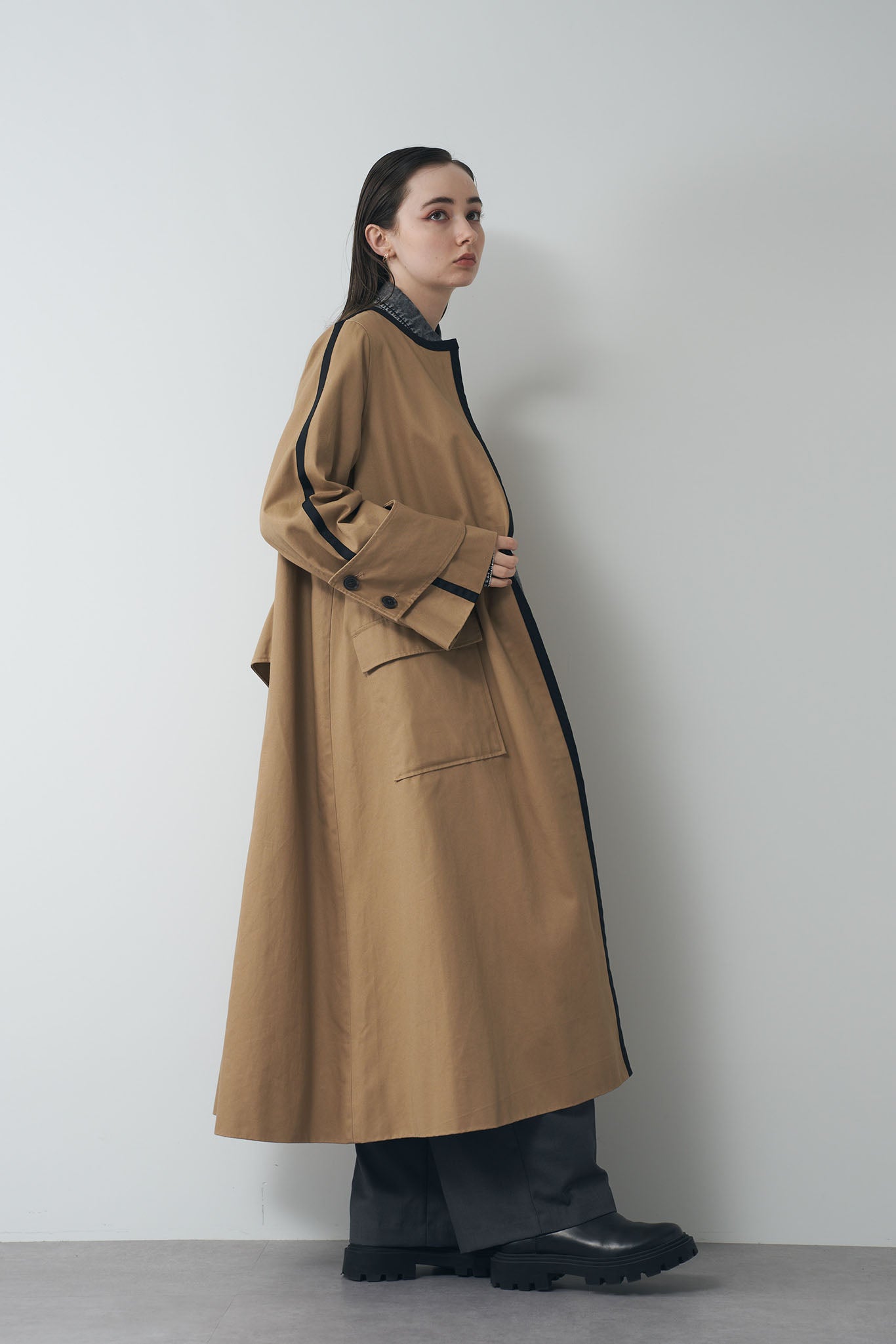 Color-matched piping no-collar coat