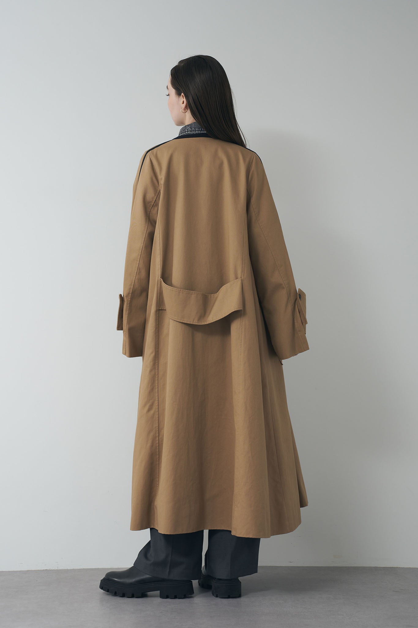 Color-matched piping no-collar coat