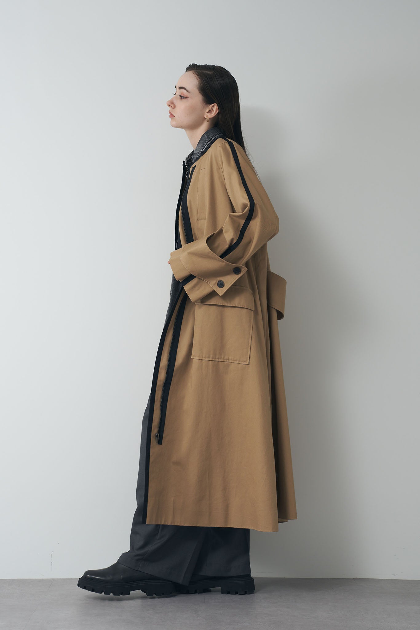 Color-matched piping no-collar coat