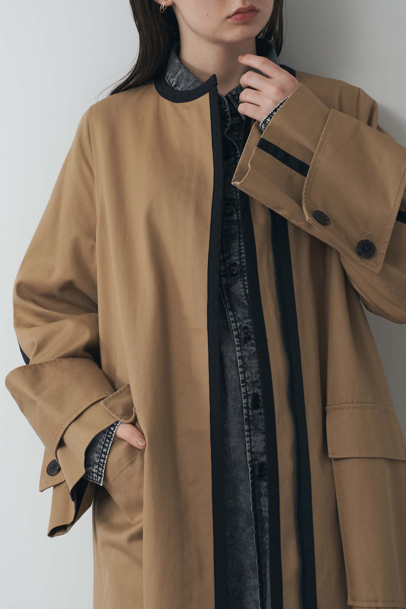 Color-matched piping no-collar coat