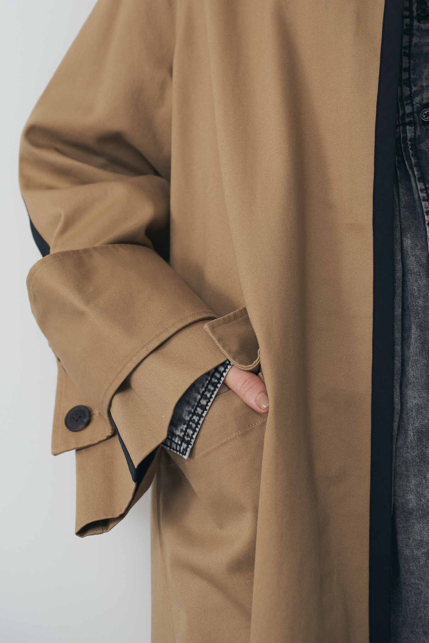Color-matched piping no-collar coat