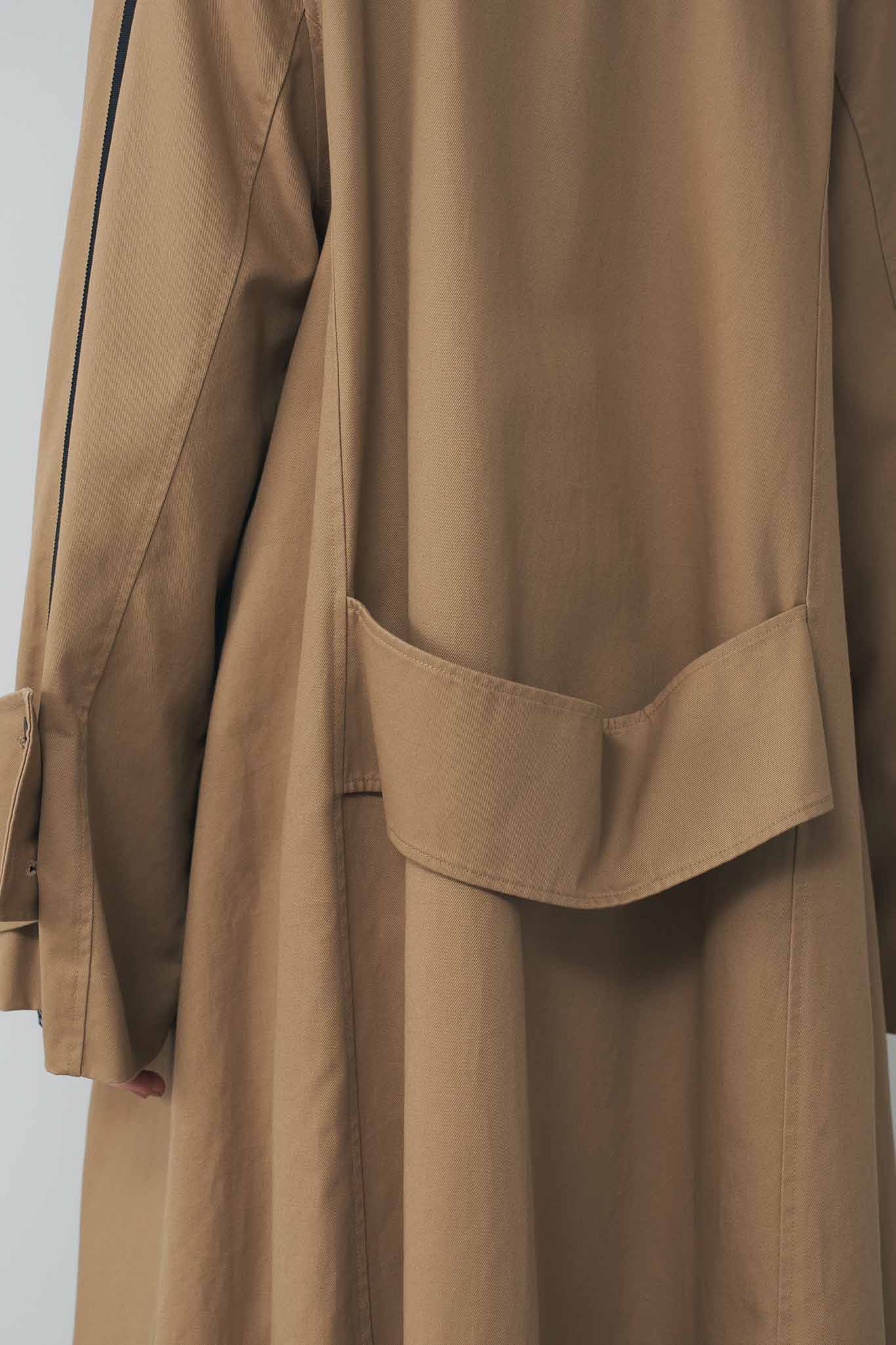 Color-matched piping no-collar coat