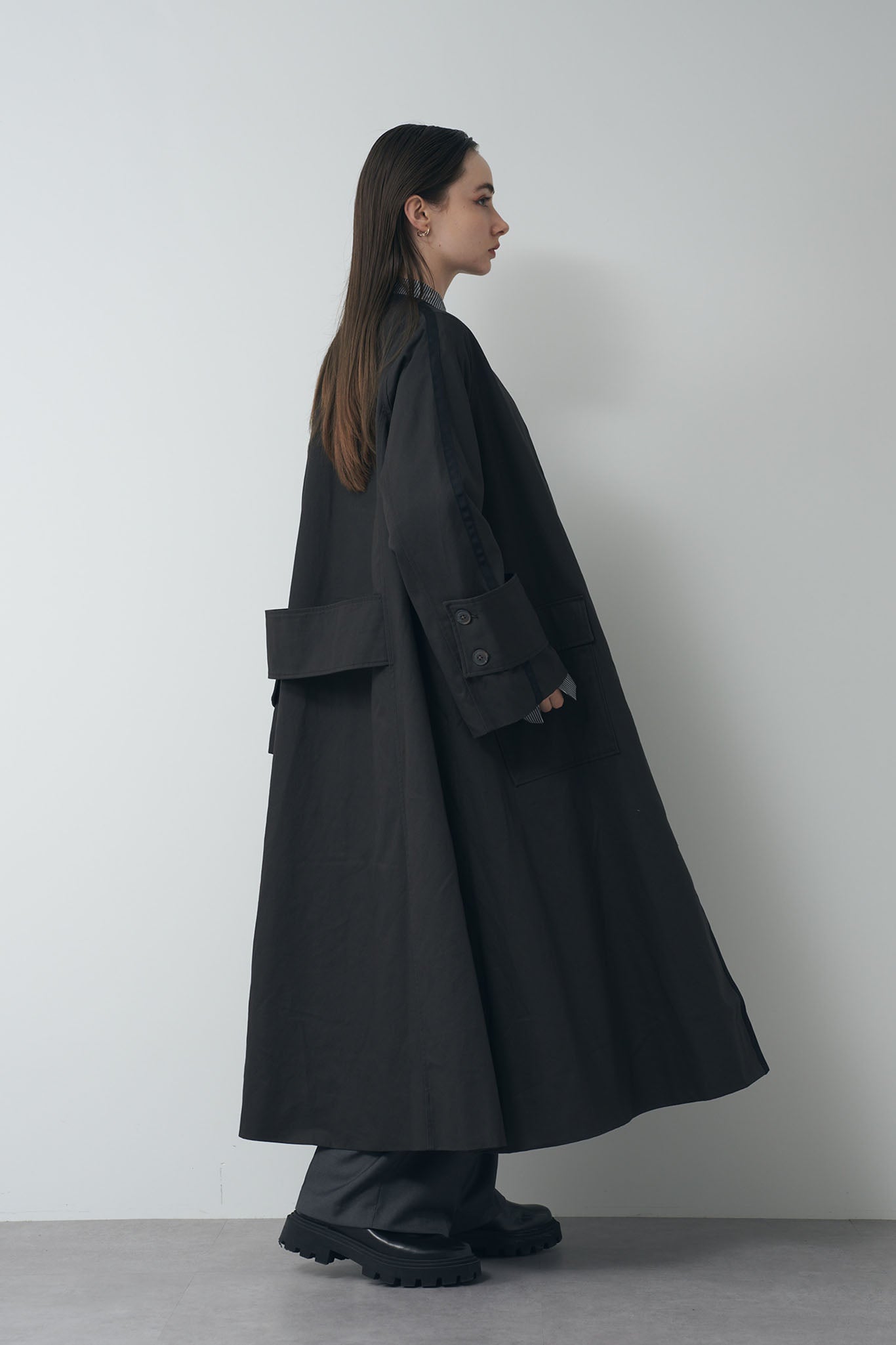Color-matched piping no-collar coat