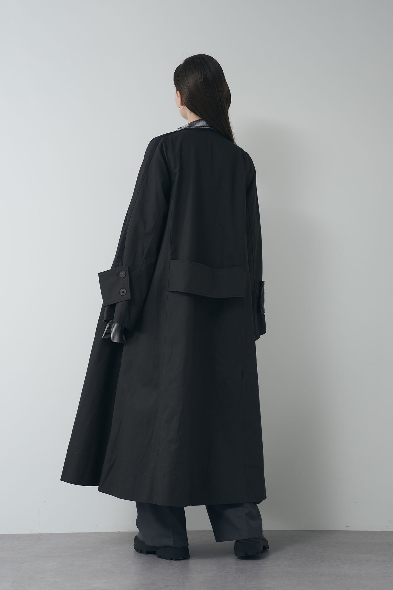 Color-matched piping no-collar coat