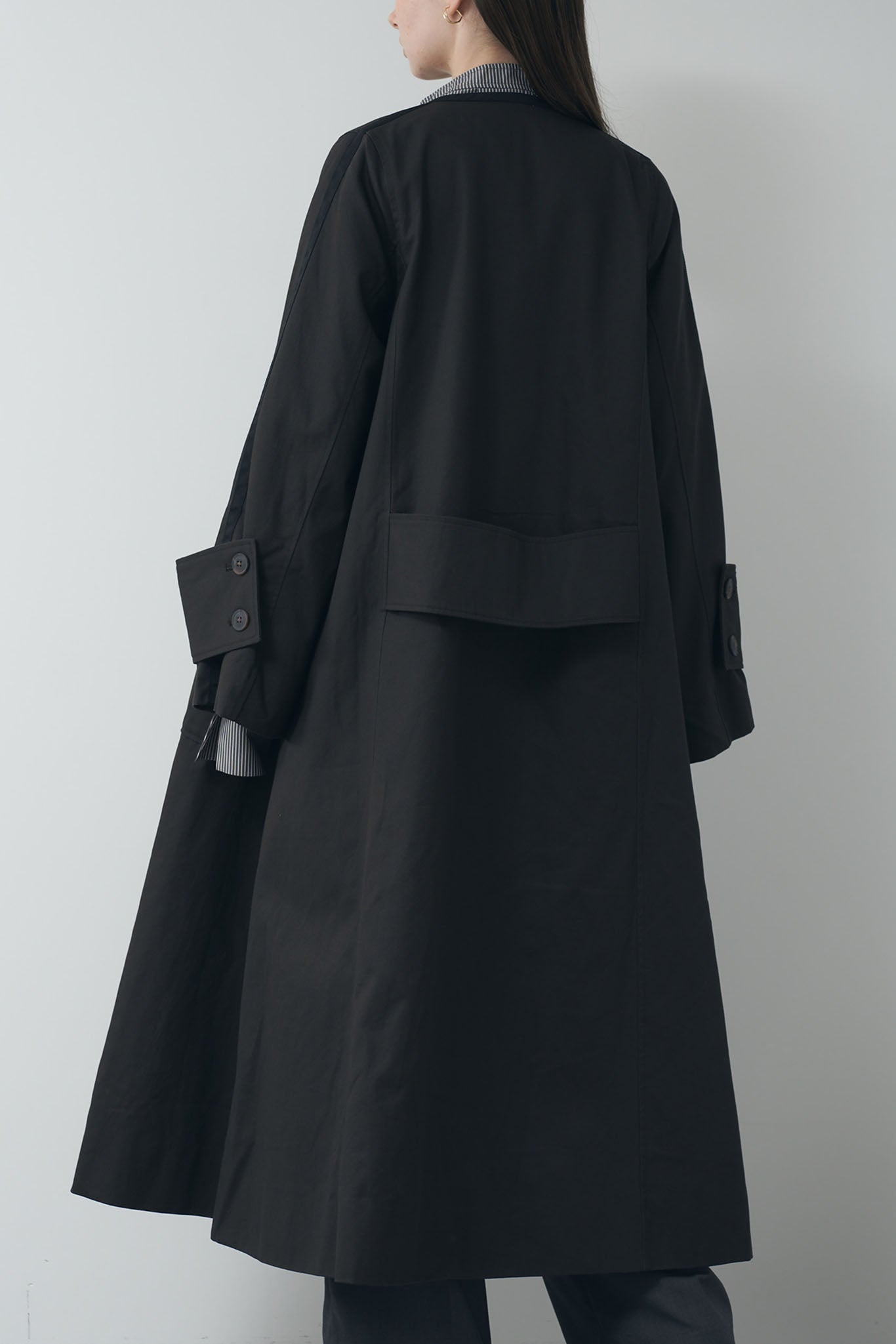 Color-matched piping no-collar coat
