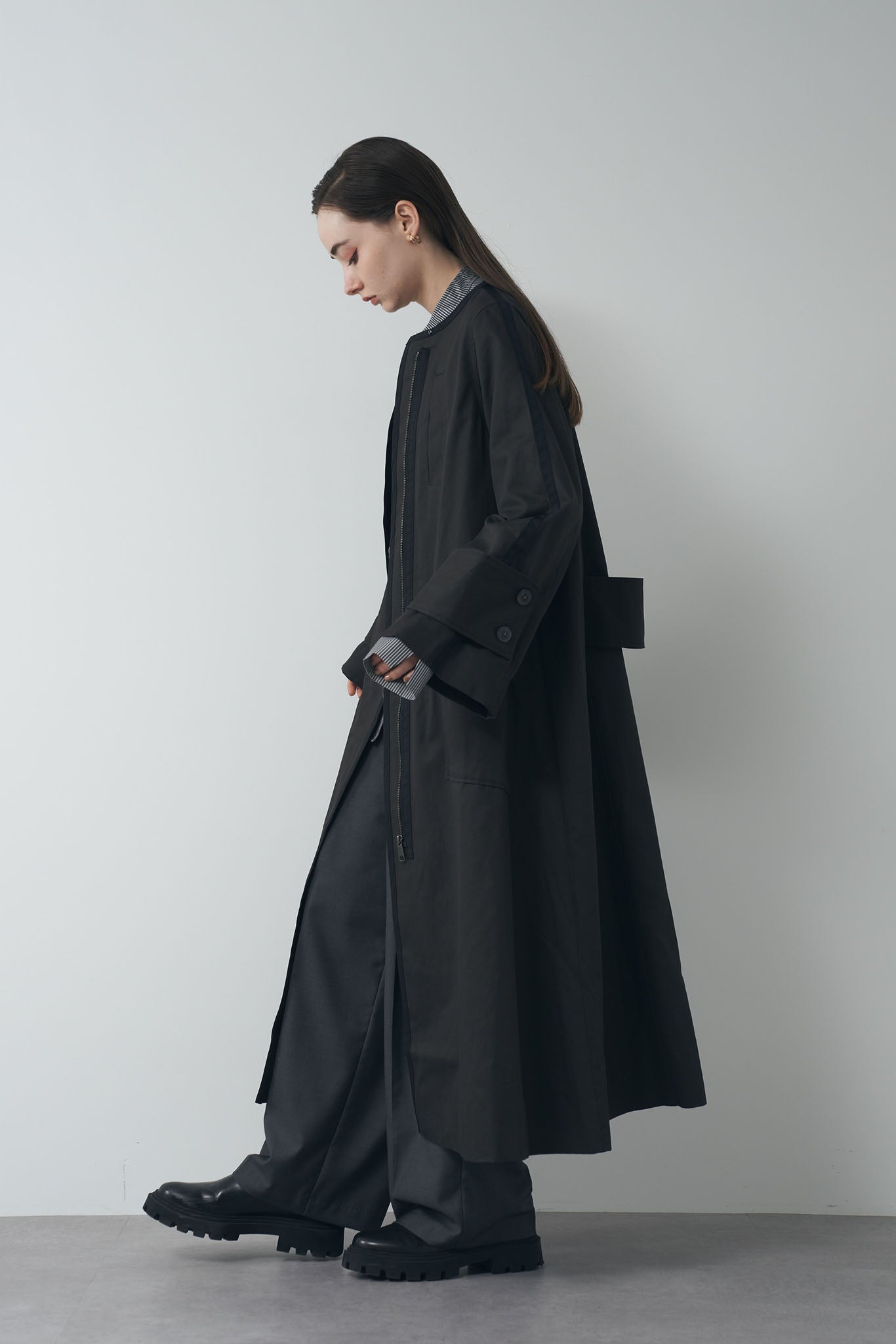 Color-matched piping no-collar coat