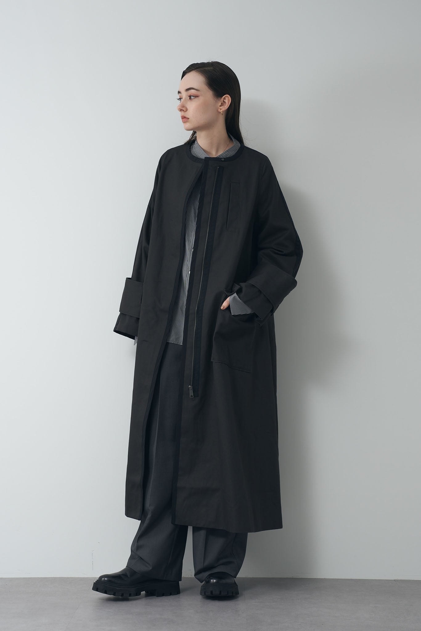Color-matched piping no-collar coat