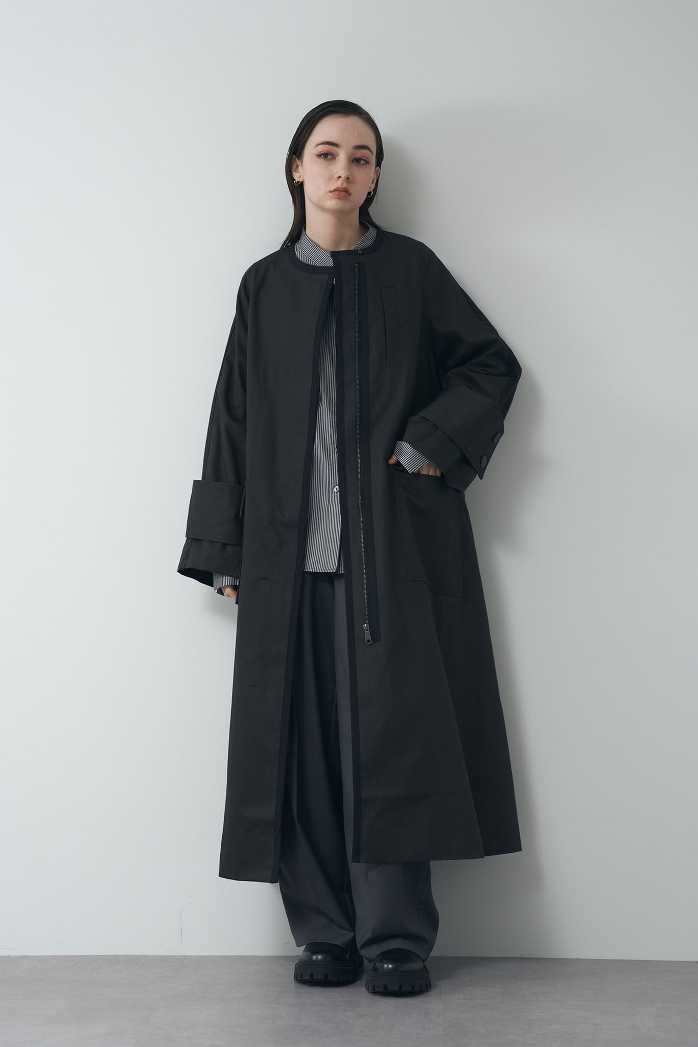 Color-matched piping no-collar coat
