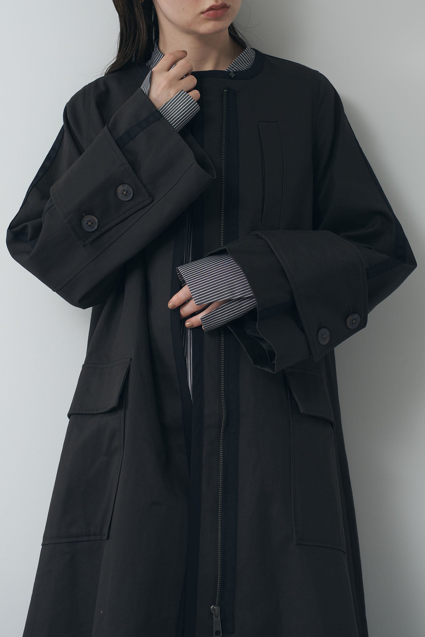 Color-matched piping no-collar coat