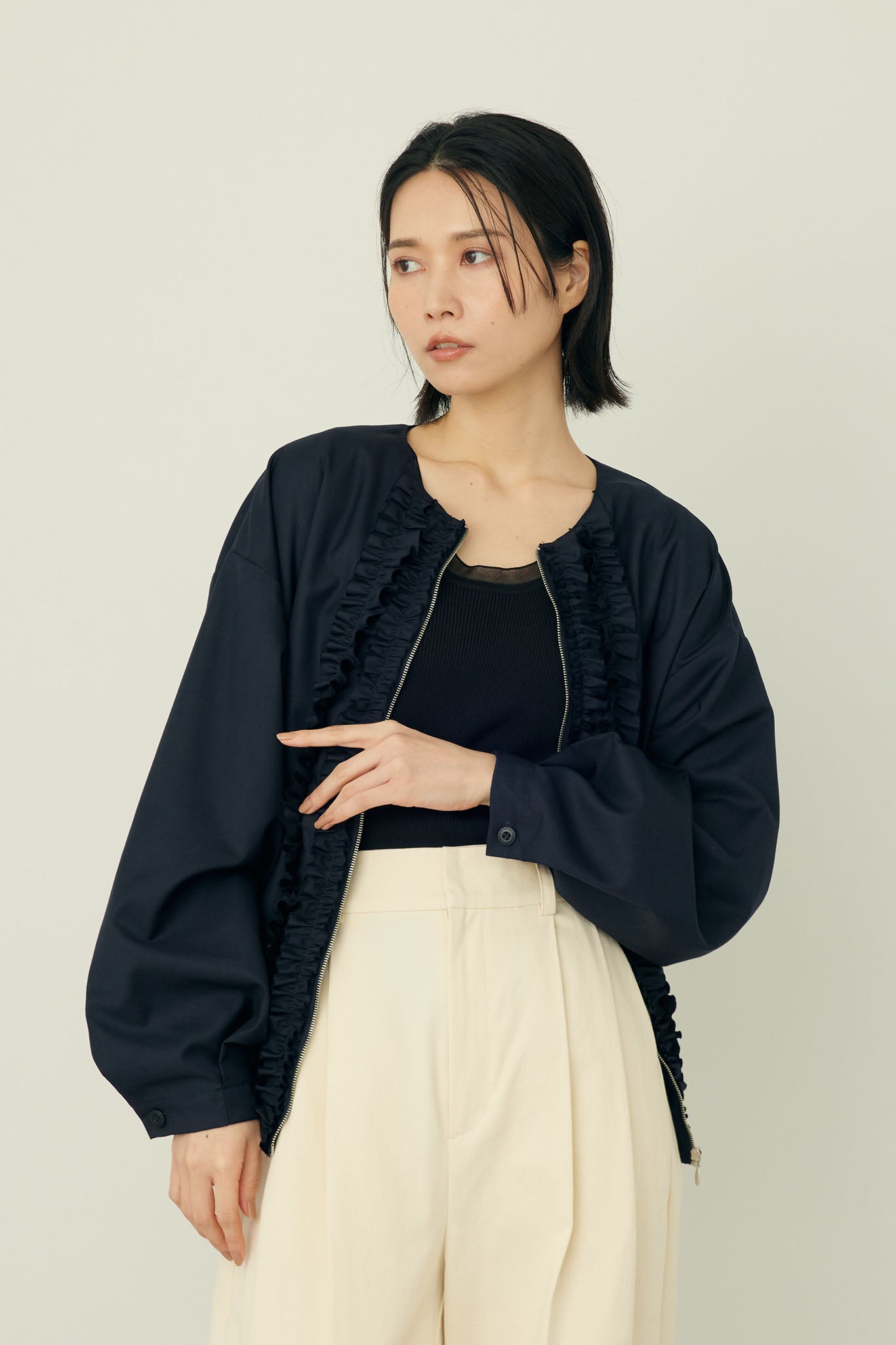ノーカラーフリルブルゾン