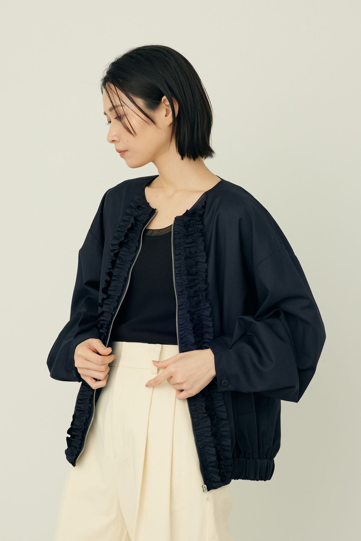 ノーカラーフリルブルゾン
