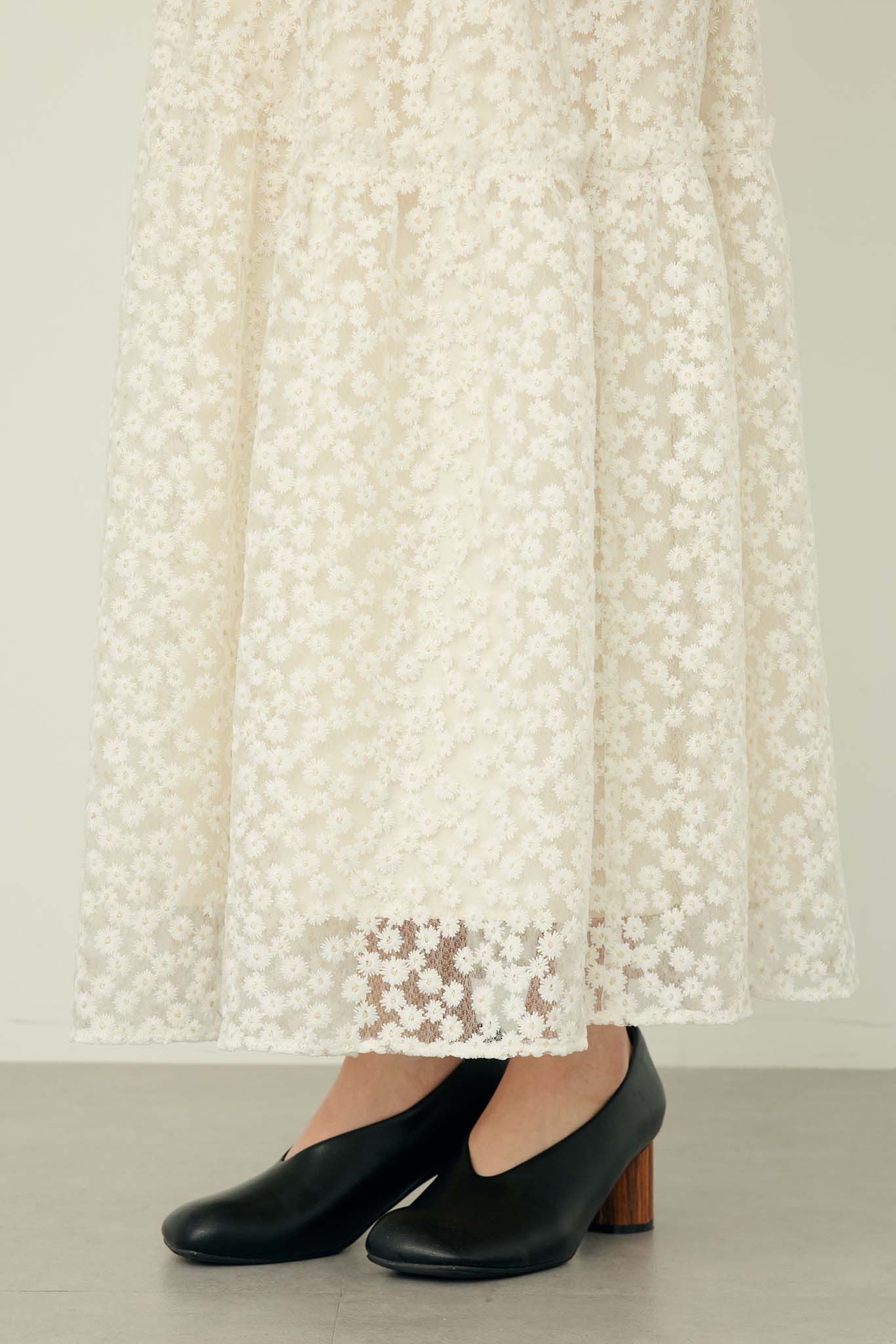 フラワー刺しゅうシアスカート