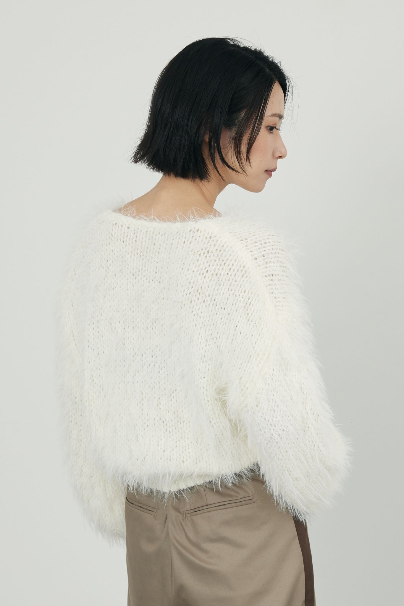 Vネックフェザーヤーンニット