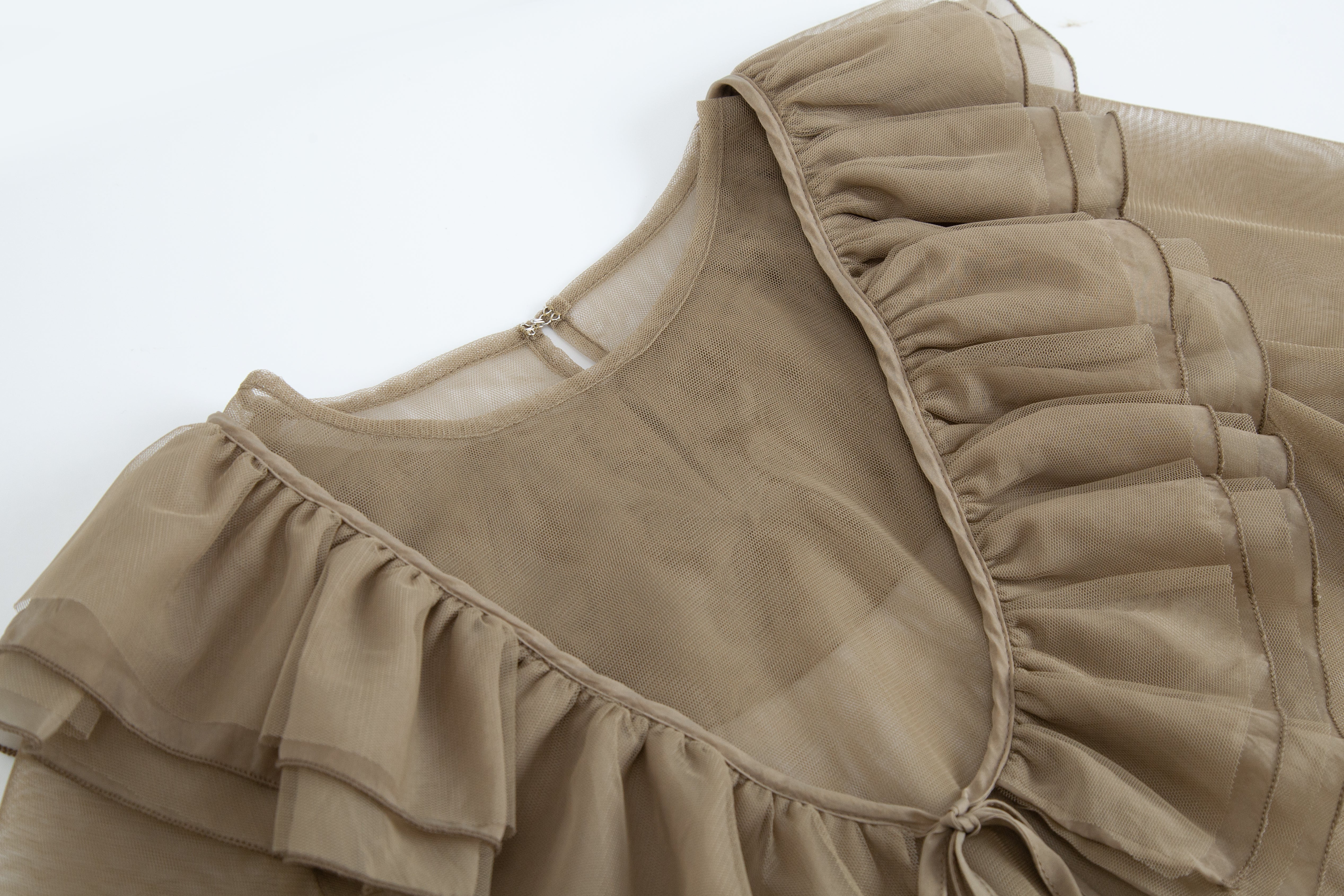 フリル付きチュールシアトップス