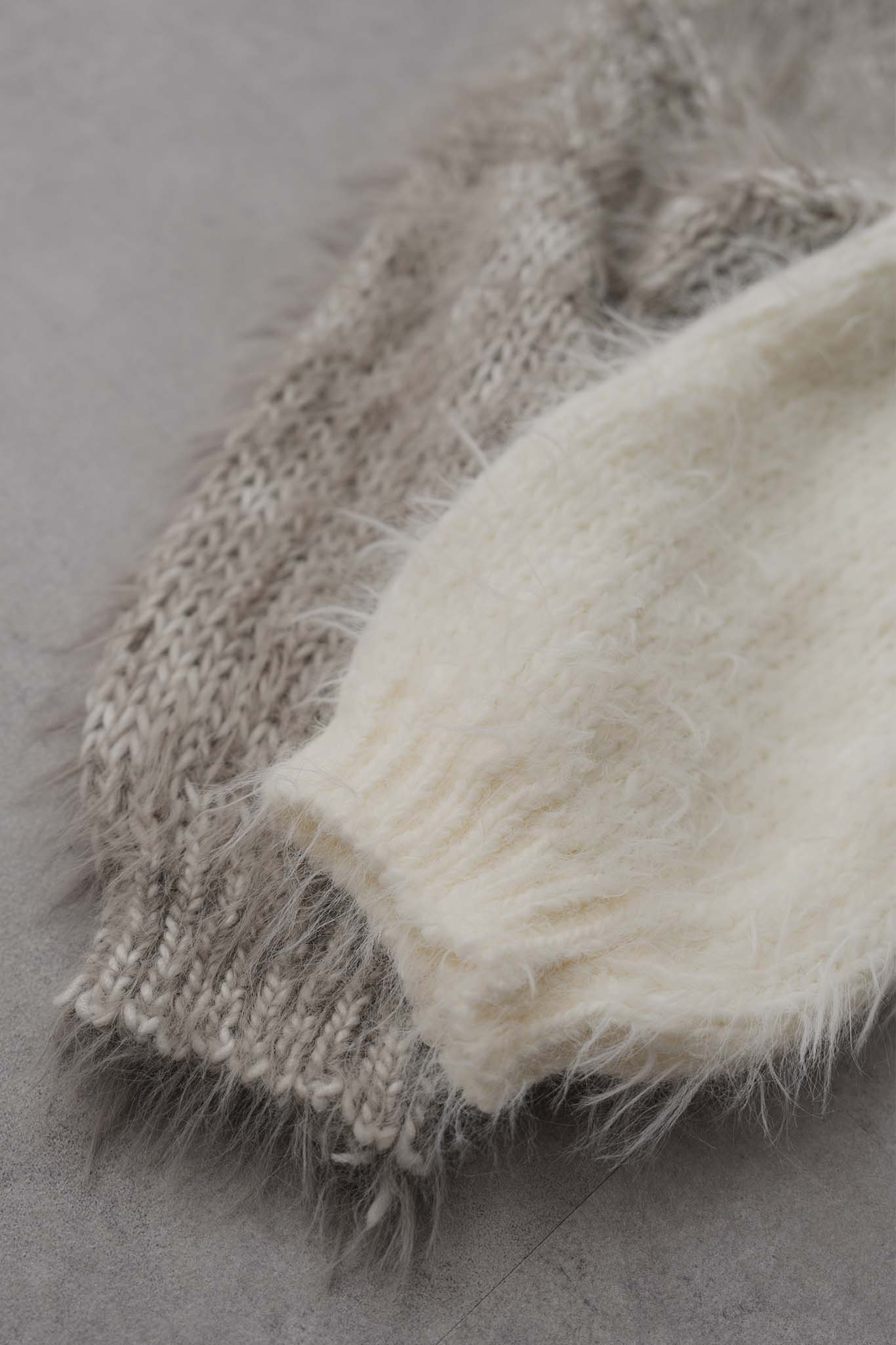 Vネックフェザーヤーンニット